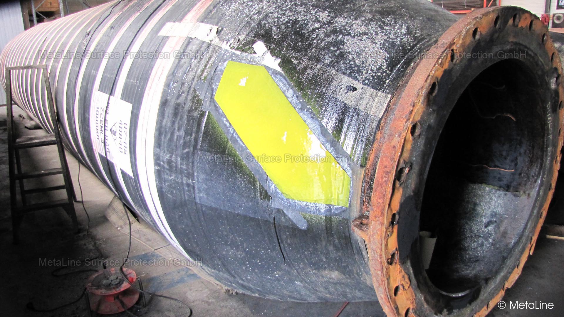 Rivestimento per dragaggio - i tubi rivestiti in gomma delle installazioni delle draghe aspiranti sono soggetti a usura, sollecitazioni di flessione ed esposizione ai raggi UV. L'usura e le crepe nel rivestimento in gomma sono un problema permanente. Le riparazioni con MetaLine 785 preservano, proteggono e sono economiche!