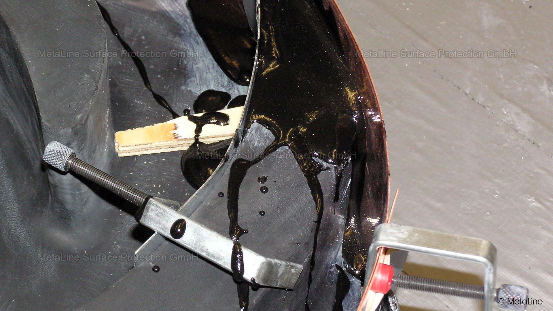 Révision de la roue - pendant la recontamination de l'aile manquante par coulée avec MetaLine 760. Le coffrage a été plié à partir d'une tôle de cuivre de 0,5 mm. Vous avez des questions sur cette image ou cette application ? Faites simplement une capture d'écran et envoyez-la nous par email. Nous vous contacterons !