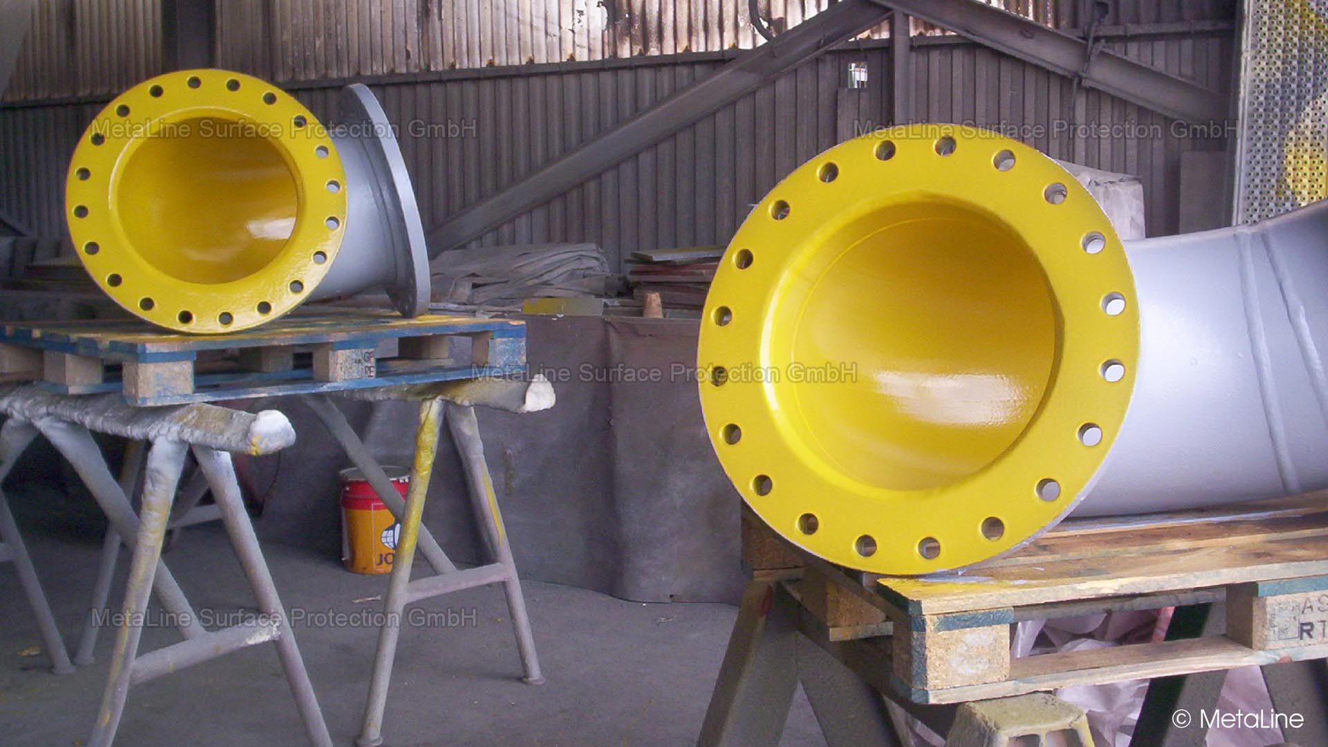 Rivestimento protettivo per gomiti di tubi - MetaLine 785 può essere applicato praticamente su qualsiasi profilo - convesso, concavo o curvo - senza tensioni o cuciture grazie alla sua applicazione liquida. La gomma vulcanizzata richiede un gran numero di cuciture!