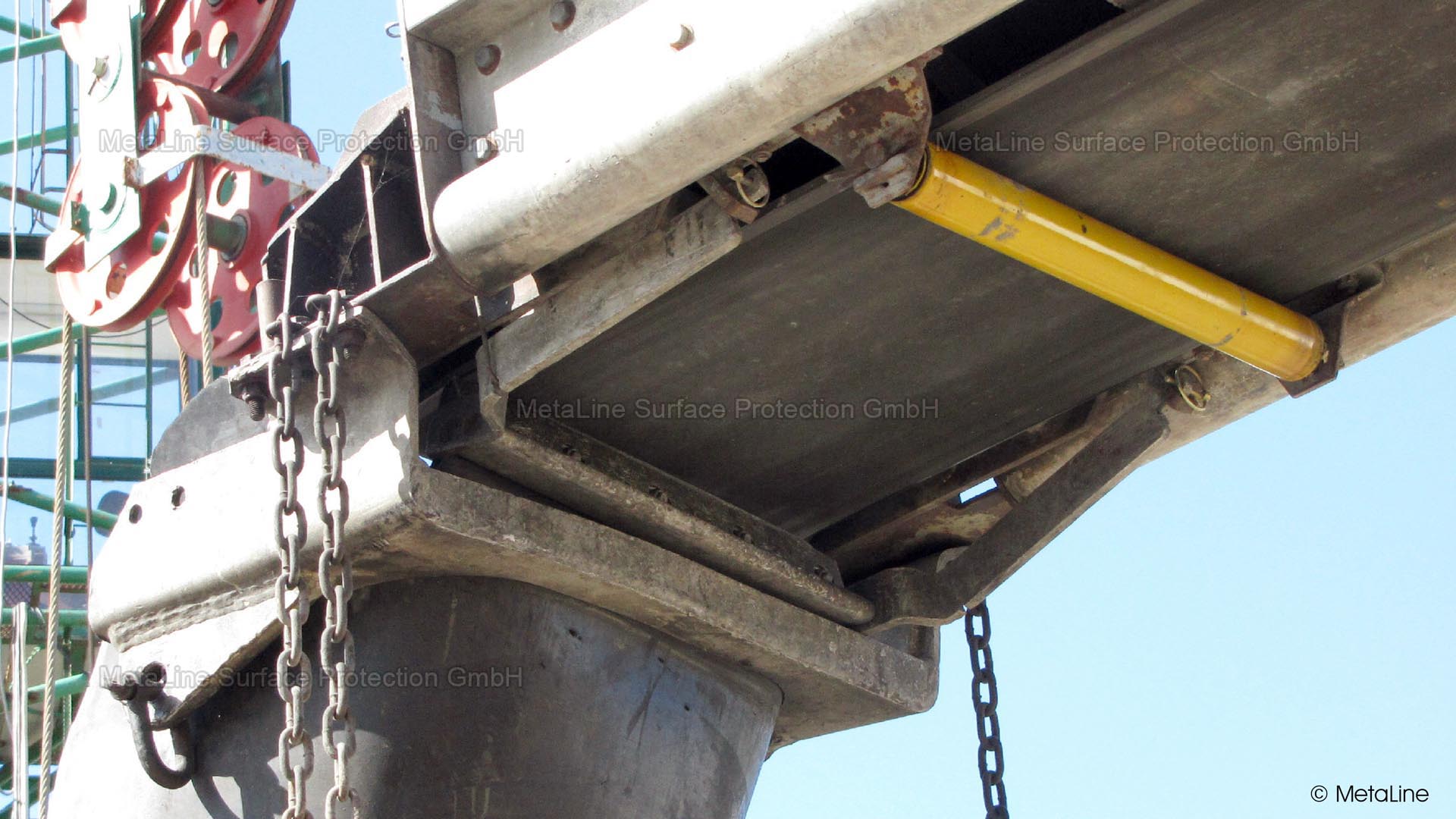 Tragrollengummierung: Eine 1,5 mm starke Beschichtung aus MetaLine 795 an einer Führungswalze mit Anti-Haft-Eigenschaften unter einem Beton-Transportband. Die niedrige Reibung in Verbindung mit den schmutzabweisenden Eigenschaften schont das Band und verlängert dessen Standzeit!