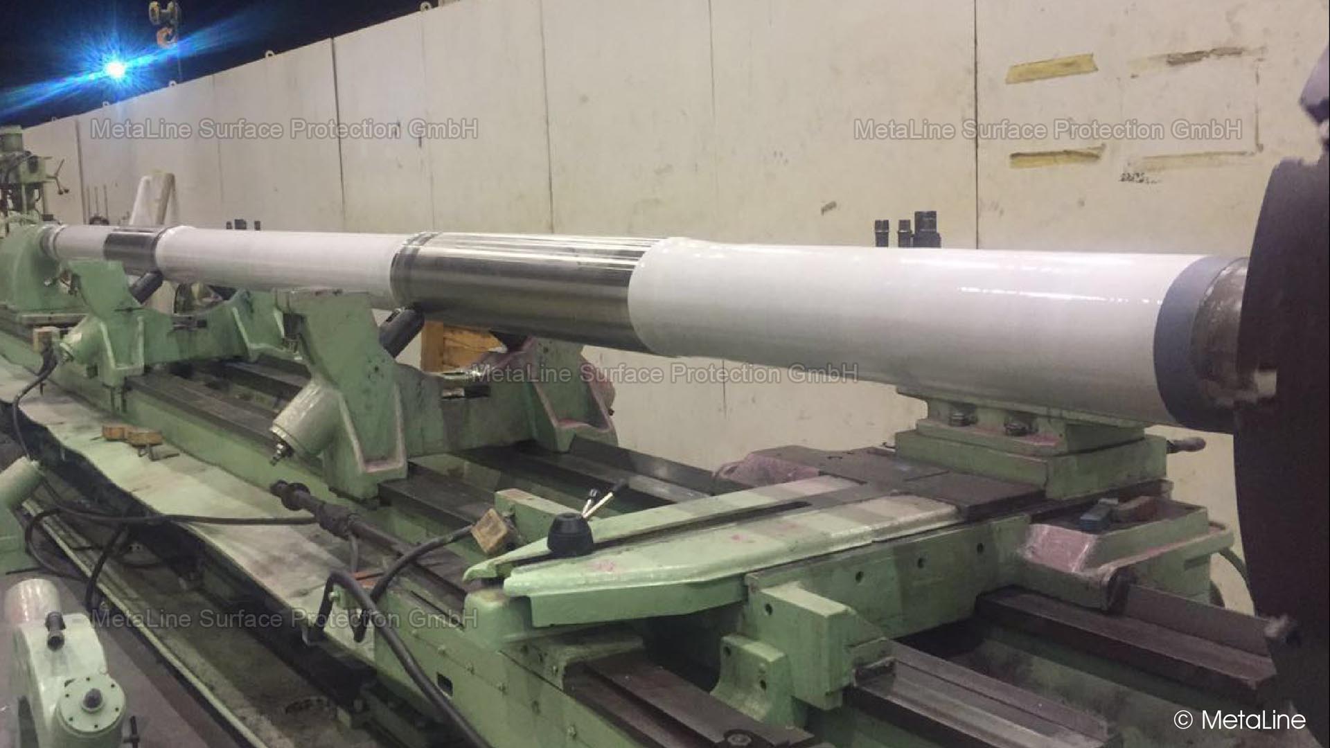 Защитное покрытие вала судна с помощью нашей синтетической керамики MetaLine KXL. Впечатляющее и функционально хорошее решение - но физически эластомеры нашей серии MetaLine 700 здесь впечатляют еще больше, поскольку мы можем дополнительно защитить от ударных и толчковых воздействий