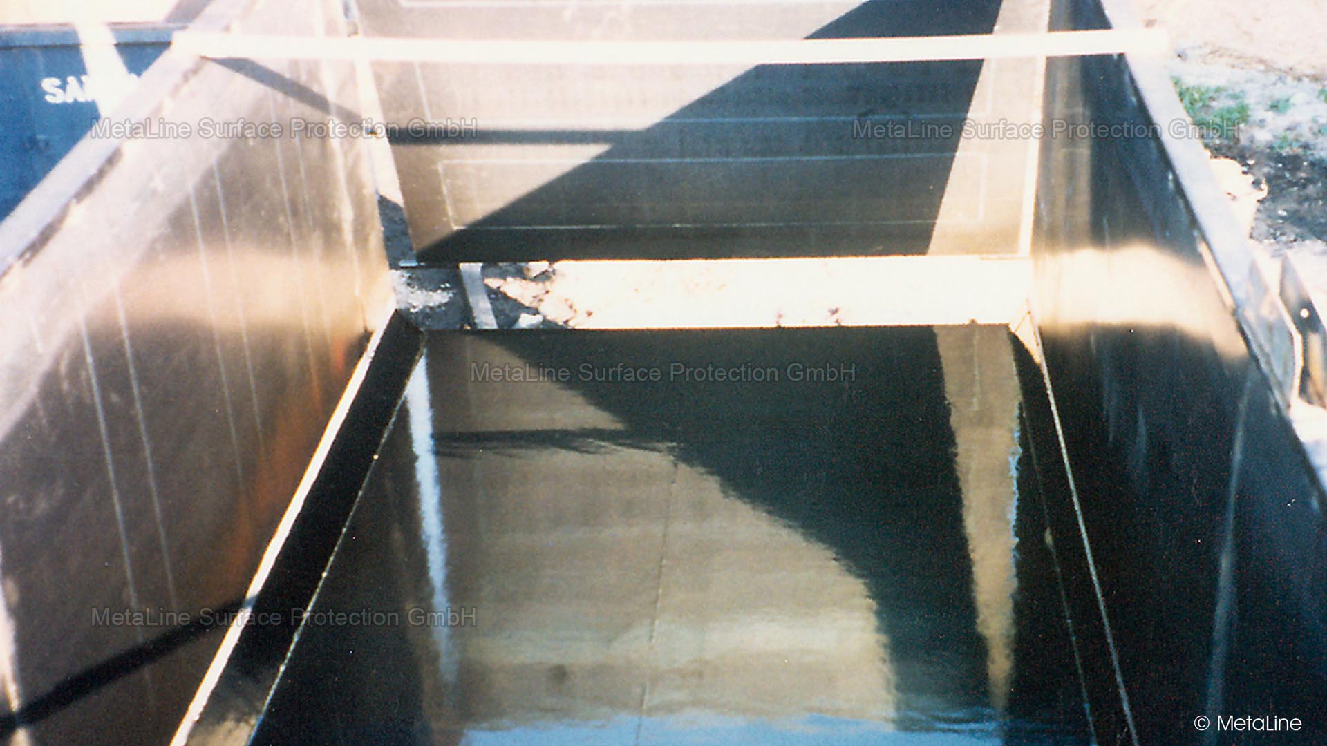 Rivestimento del cassone in alluminio - con un rivestimento MetaLine 795 di 4 mm, il vostro cassone ha la resistenza all'usura dell'acciaio, ma mantiene i vantaggi di peso della costruzione leggera in alluminio. Il nostro speciale rivestimento ha una densità di soli 1,05 g/cm³!