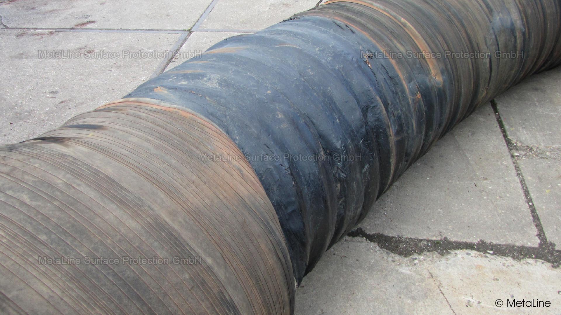 Dredging pipe repair - anything that constantly bends can leak! A case for the modern repair technologies from MetaLine. Not quick and easy, but tried and tested and almost as good as new - but not with the ceramic XL series, but with the elastic 700 series - just keep scrolling!