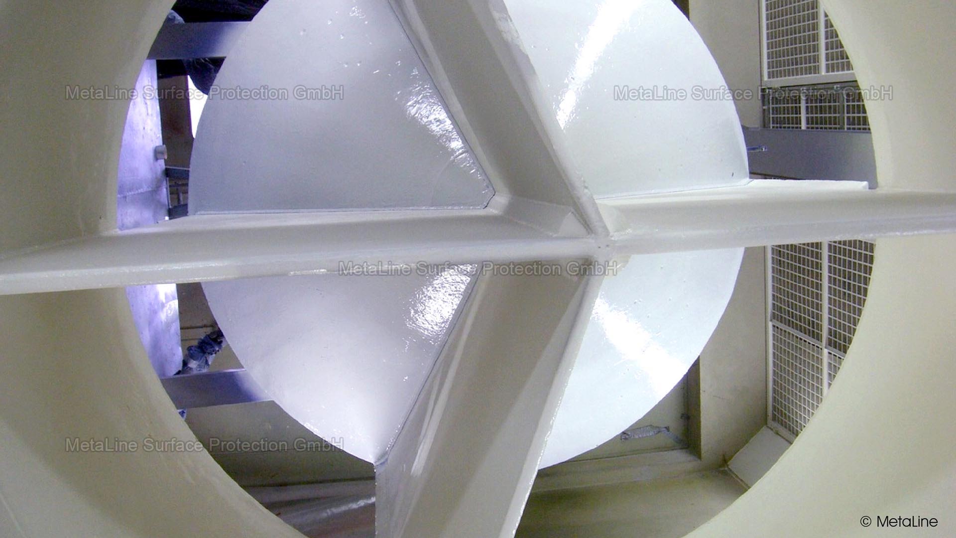 Rivestimento protettivo per turbine - una valvola a getto cavo rivestita con MetaLine 785 da 2 mm in una centrale elettrica ad accumulo con pompaggio in Lussemburgo. La miscela esplosiva di acqua che scorre velocemente, particelle abrasive in sospensione e detriti estranei che impattano, come il legno, richiede l'uso di una protezione simile alla gomma!