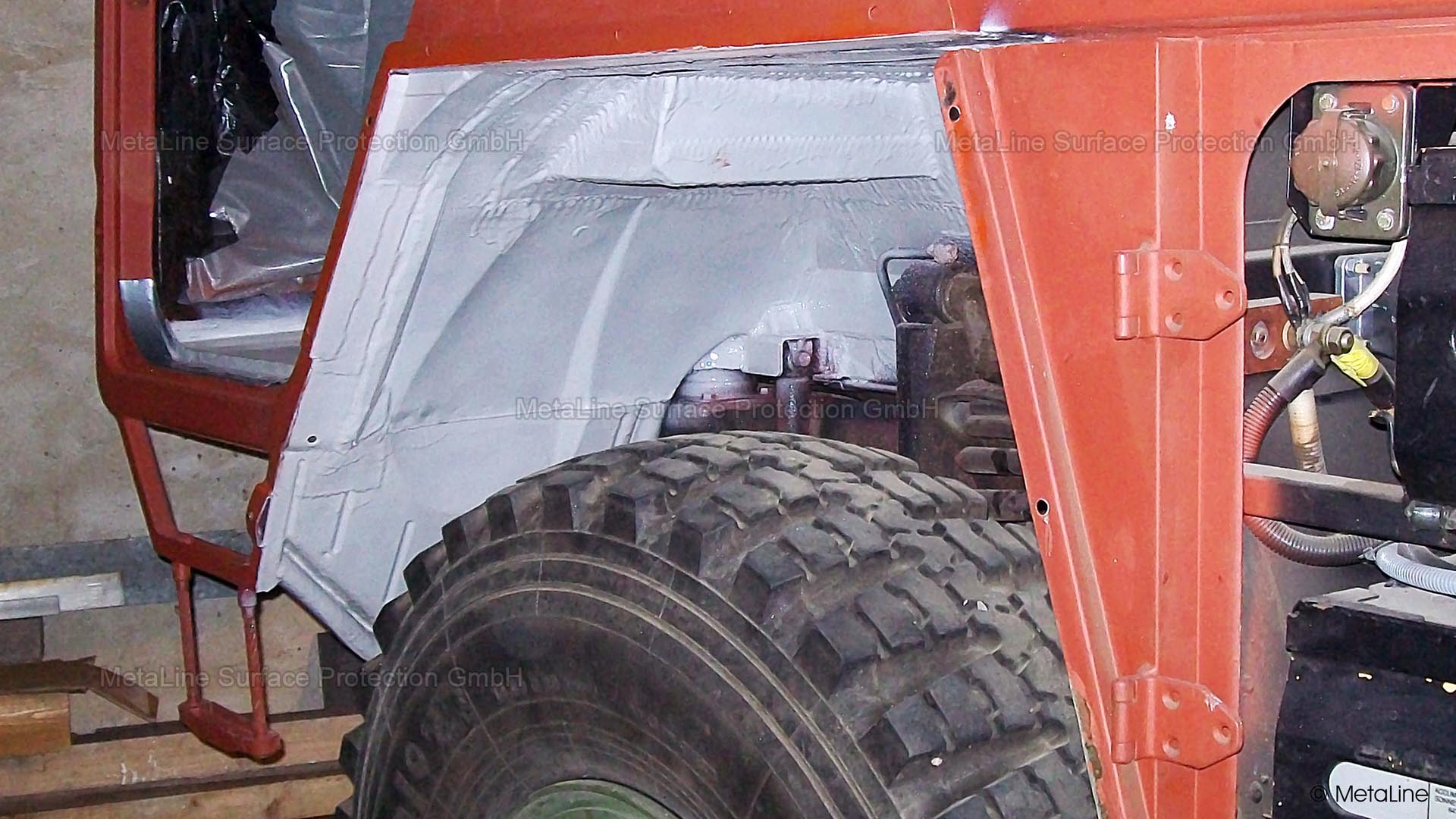 Rivestimento del sottoscocca - MetaLine 785 è un partner affidabile per i produttori di veicoli da spedizione e carrozzerie speciali. L'impermeabilità e la resistenza alla flessione sono buoni esempi per illustrare lo spettro funzionale del nostro rivestimento ad alte prestazioni . . .