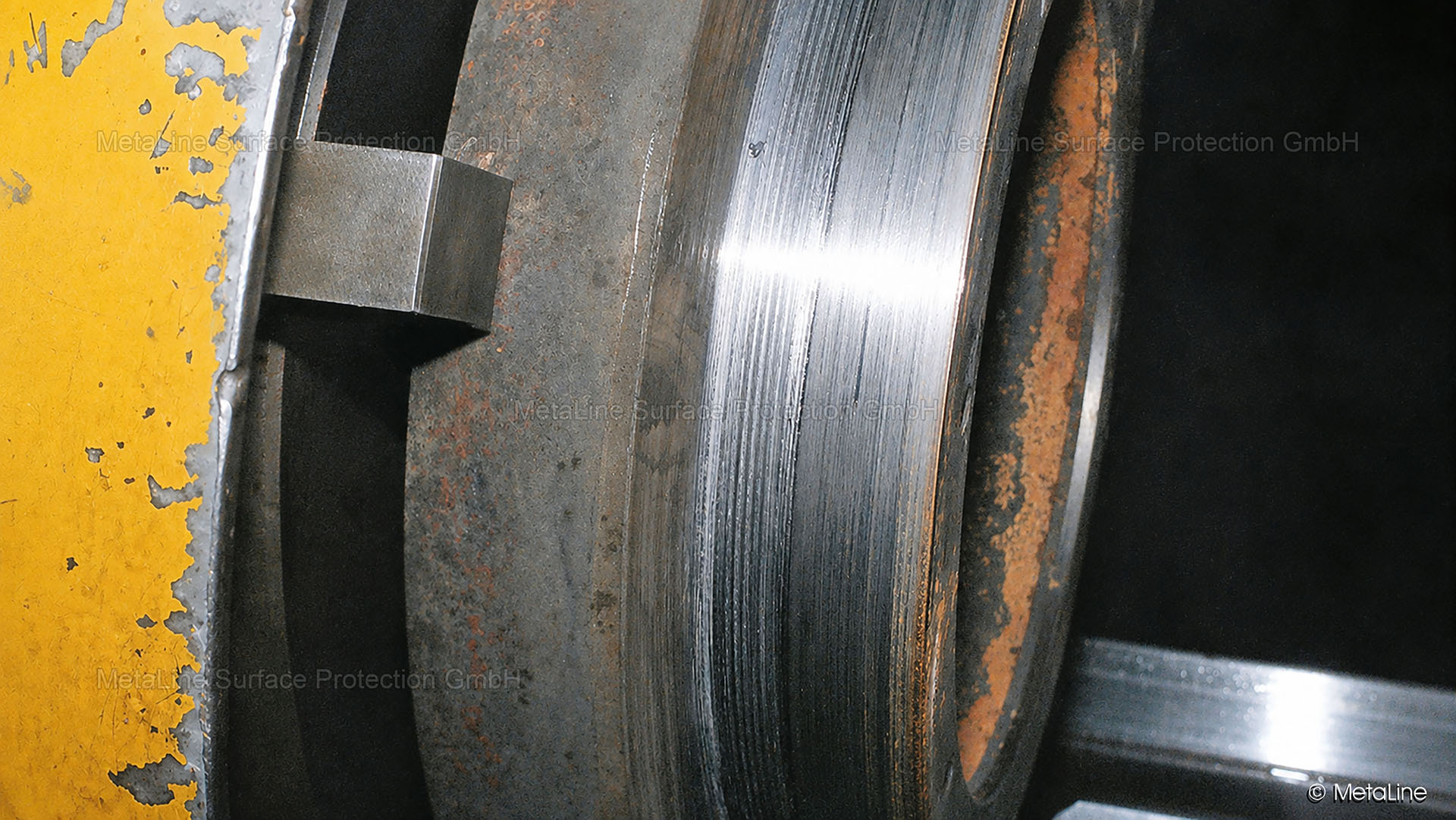 Réparation de rainures - sous-mesure sur un guide rond qui a été refait à froid, synthétiquement avec la technologie céramique MetaLine. La préparation du support dans les règles de l'art pour l'adhérence est impérative