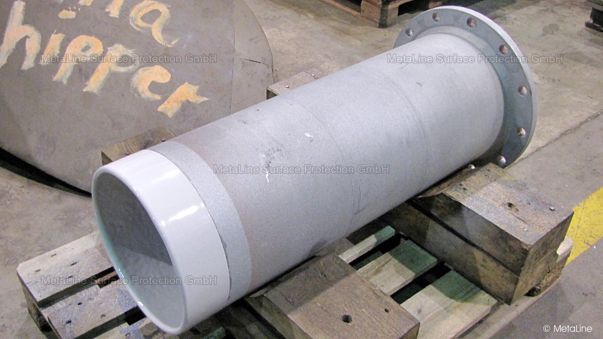 Rivestimento in gomma resistente all'acqua di mare - MetaLine 785 è un rivestimento sintetico a spruzzo, applicato a freddo e senza giunture. La vulcanizzazione non è più necessaria. La differenza sta nello spessore ridotto dello strato, nel miglior coefficiente di attrito radente e nella transizione senza soluzione di continuità, ottimizzata per il flusso, verso le flange