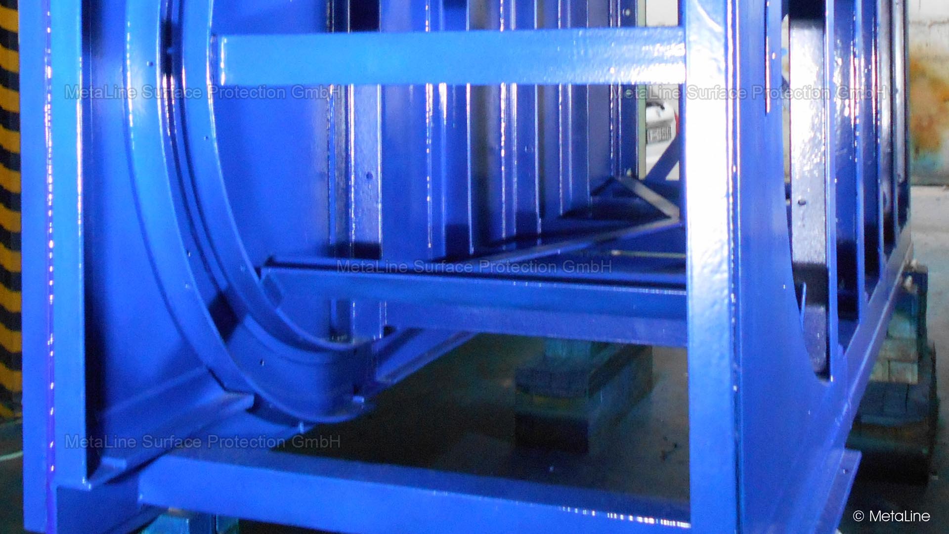 Rivestimento in acciaio - MetaLine 795 è un rivestimento protettivo robusto ed elastico con un'eccellente resistenza agli urti e buone proprietà antiaderenti. Un vero e proprio rivestimento simile alla gomma - non una vernice - che ricopre densamente tutti gli angoli e i bordi. Quando l'acciaio deve essere conservato in modo permanente sotto l'acqua . . .
