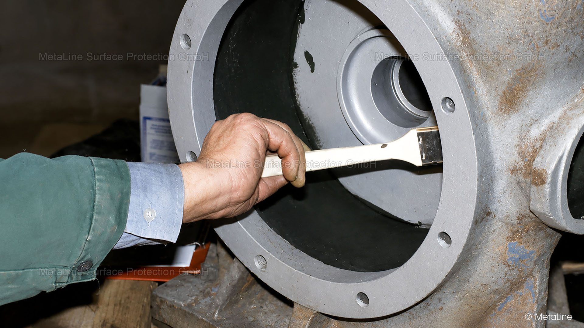 Optimisation de la pompe - pendant la réparation partielle avec MetaLine Céramique de réparation KXL. Vous préférez un traitement par pulvérisation ? Regardez alternativement le processus de pulvérisation de cartouches MetaLine Série 700. En toute honnêteté ? Pour une surface optimisée hydrodynamiquement un pinceau n'est pas le bon outil !