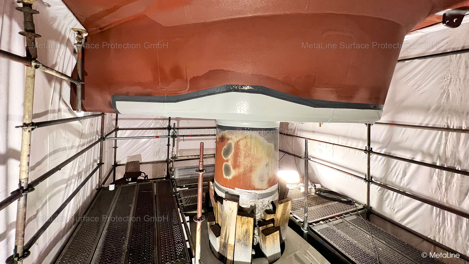 Skeg coating - the rudder fins are often exposed to particularly intensive cavitation attacks on the underside. The rubber-like MetaLine 785 skin can react more quickly than steel to the alternating tensile/compressive stresses in cavitation. It is state of the art that softer materials are preferable to harder ones in cavitation. . .