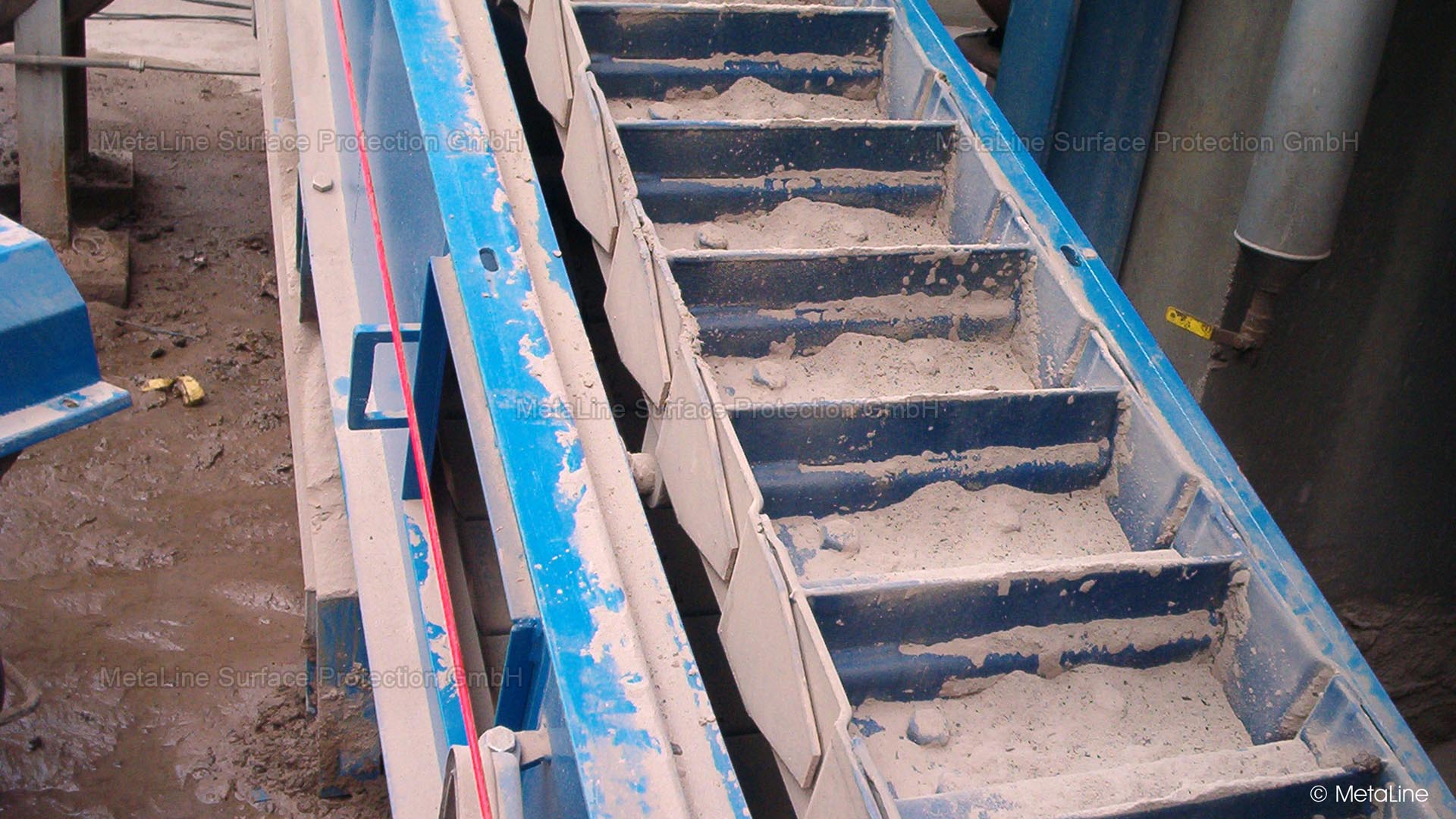 Conveyor belt lining - here the non-stick coating on a segment belt that conveys fly ash. The coating thickness is 1.5 mm MetaLine 795. Good non-stick properties depend on many factors, such as moisture content, particle size, temperature and others!