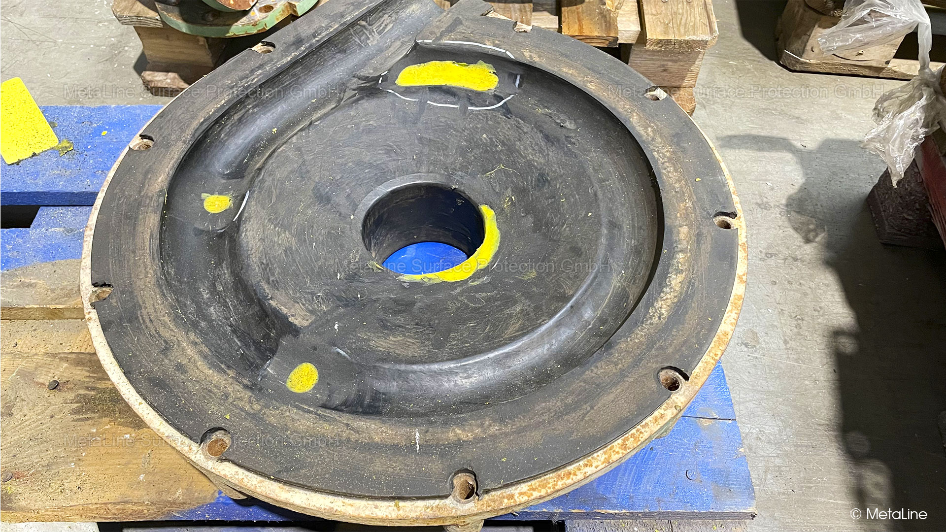 Pump lining repair - local repairs can be carried out easily and safely with the MetaLine 680. If the number of individual repair spots becomes too large, a complete new lining with MetaLine 785 is more expedient and faster.