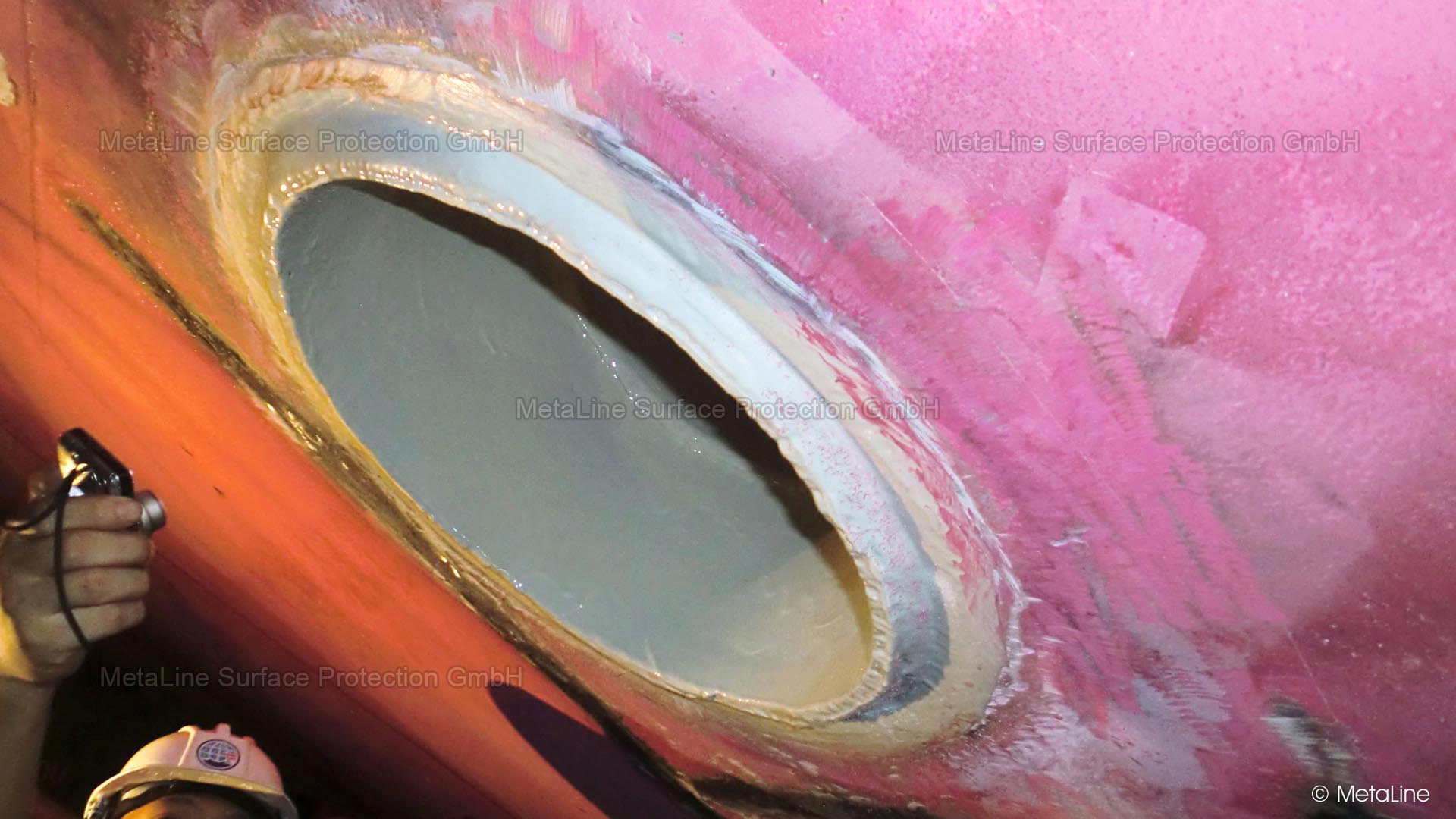 Rivestimento dell'ingresso dell'acqua di mare - MetaLine 785 come protezione pesante ed elastica dall'erosione e dalla corrosione su questo ingresso dell'acqua di mare. Lo spessore del rivestimento di 3 mm protegge anche i cordoni di saldatura. Non si devono fare compromessi tecnici in questo punto pericoloso!