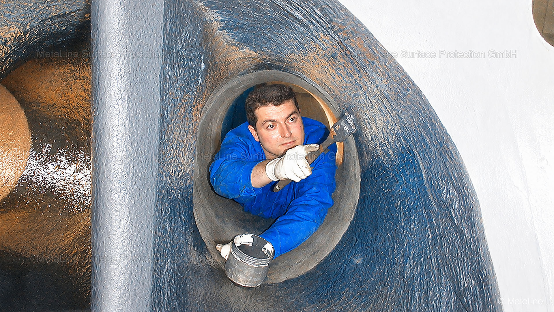 Pipe sealing - here on a power plant cooling system. From the inside and with the help of a coating that also ensures corrosion protection. Preparation is crucial here. Simply brushing it on won't make you or us happy!