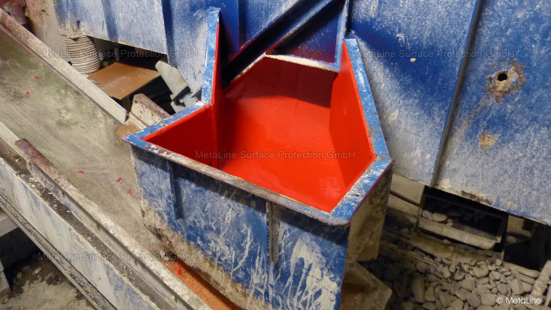 Container protective coating - where a lot falls in, a lot can happen. Reliable impact and wear protection is just as useful as non-stick properties that make cleaning easier = MetaLine 785!