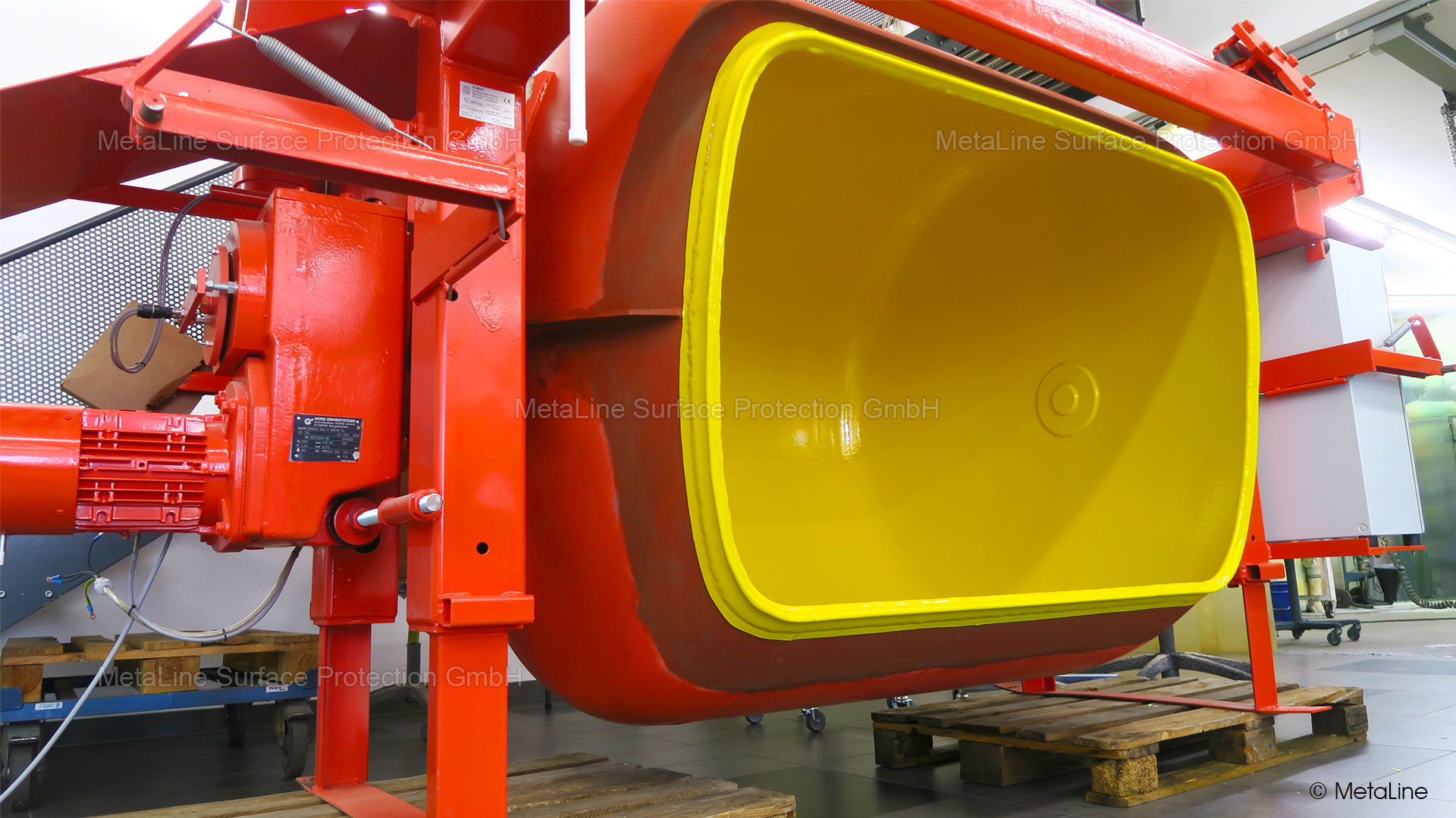 Rivestimento della benna in calcestruzzo - anche se tutto sembra molto uniforme, questi componenti sono rivestiti localmente con spessori diversi a seconda del carico. Più spessi per i carichi più elevati e più sottili nelle aree con carichi inferiori