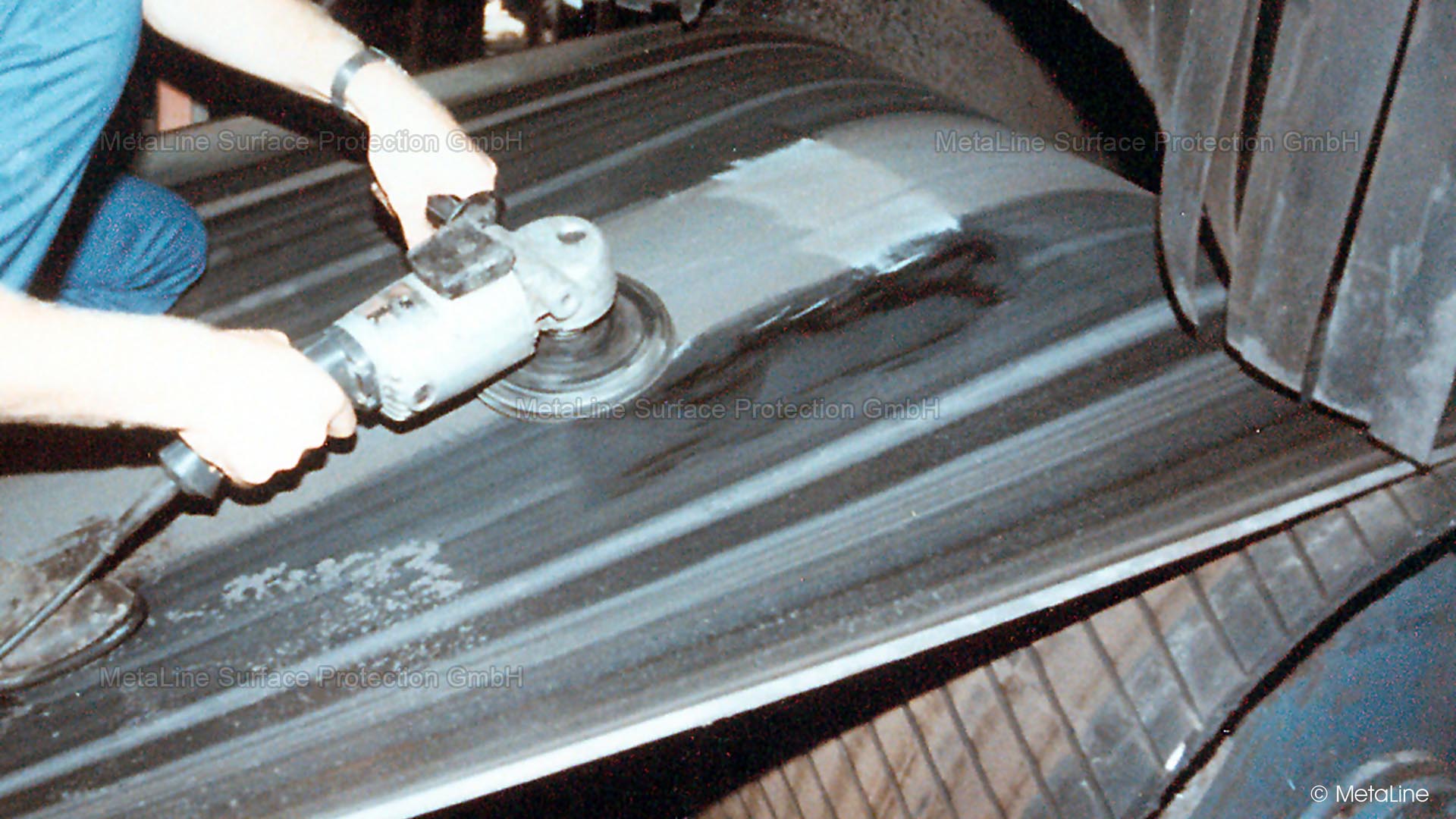 Conveyor belt repair - machining (grinding) a longitudinal cut in a conveyor belt repaired with MetaLine 760. A proven way to repair localized damage at low cost - but not a quick one. Re-commissioning is possible after 12 hours at the earliest