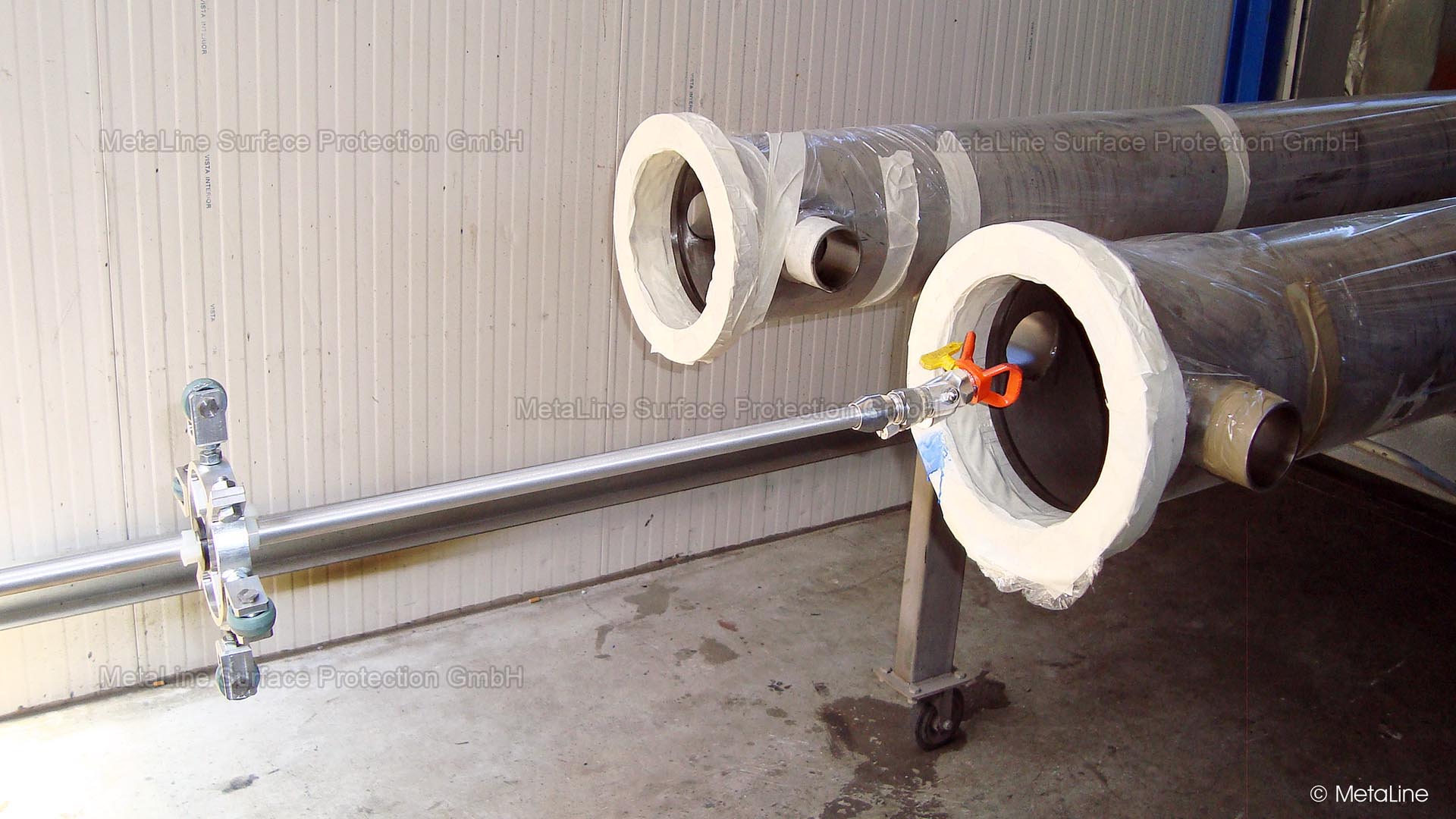 Rivestimento interno di tubi - Con la “Serie 500” è possibile realizzare rivestimenti interni di tubi MetaLine a partire da un diametro di 50 mm. Ma non pensate di provare a realizzarlo da soli con l'attrezzatura di bordo: sarebbe un'ingenuità!
