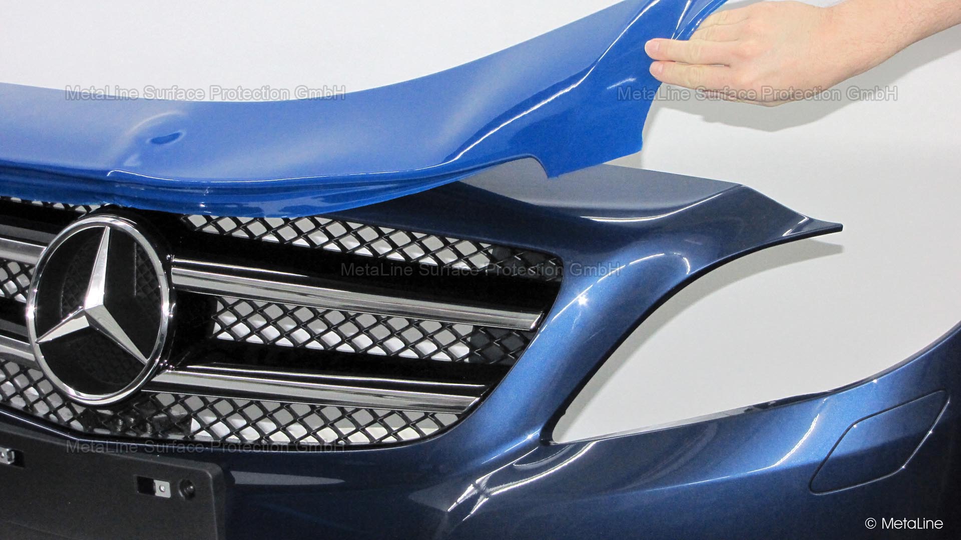 Revêtement anti-rayures - une couche de protection de peinture pulvérisée individuellement en MetaLine 785 de 2,5 mm protège la grille de radiateur pendant les travaux de fabrication dans le compartiment moteur. Elastique et antistatique pour lutter contre la rétention de poussière