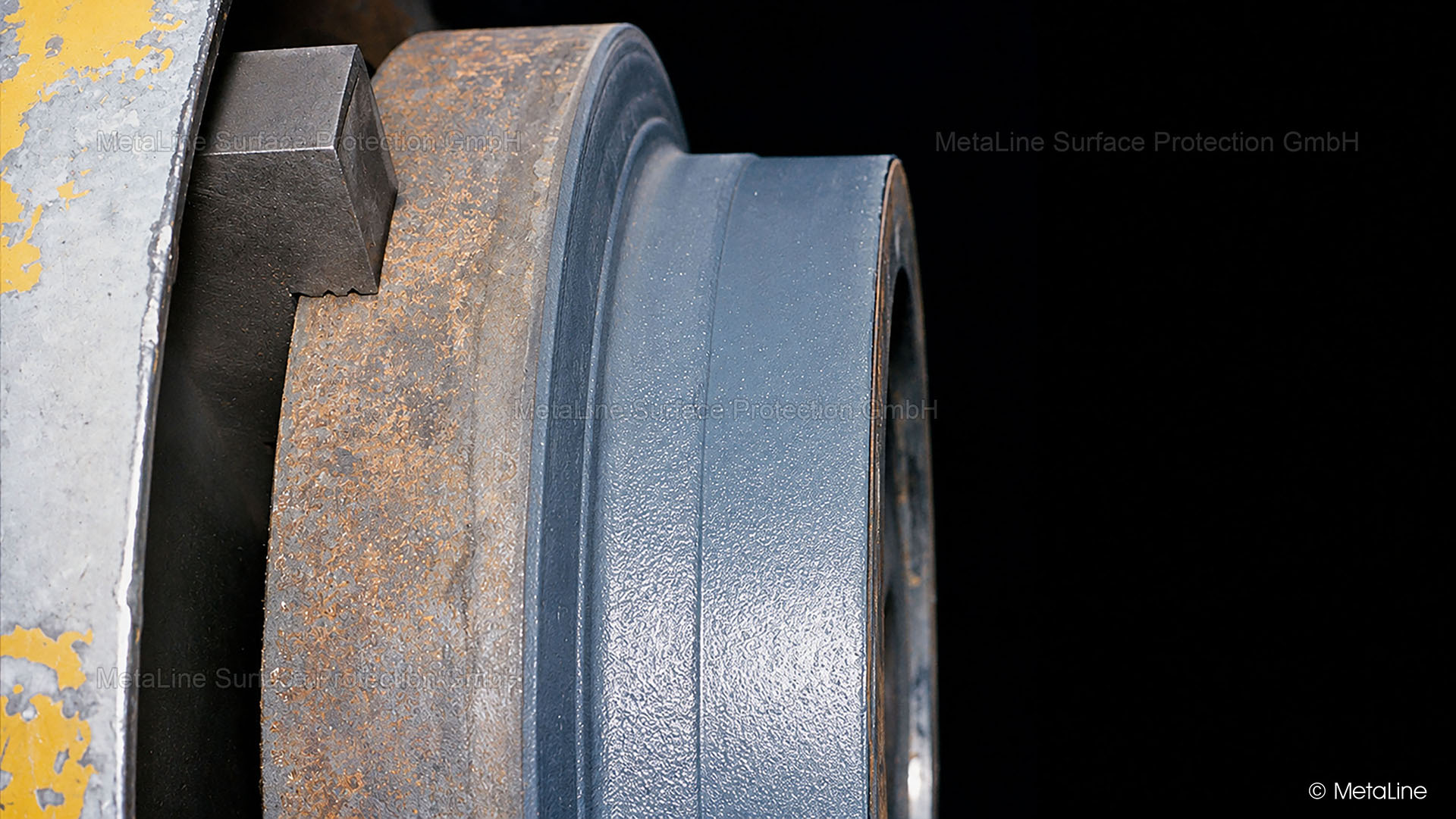 Guidage remis en état avant l'usinage final - le procédé est particulièrement intéressant pour les réparations de tiges de piston. L'usinage nécessite soit des céramiques d'oxyde, soit des outils de rectification.