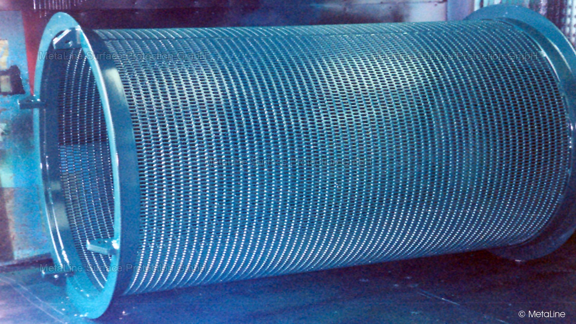 Rivestimento del tamburo centrifugo - Schermo del tamburo in acciaio inox protetto dalla corrosione elettrochimica con un rivestimento MetaLine 785 di 2 mm di spessore. Non tutte le applicazioni sono comprensibili a prima vista. Ma è la nostra forza sviluppare soluzioni che si rivelano geniali al secondo sguardo!