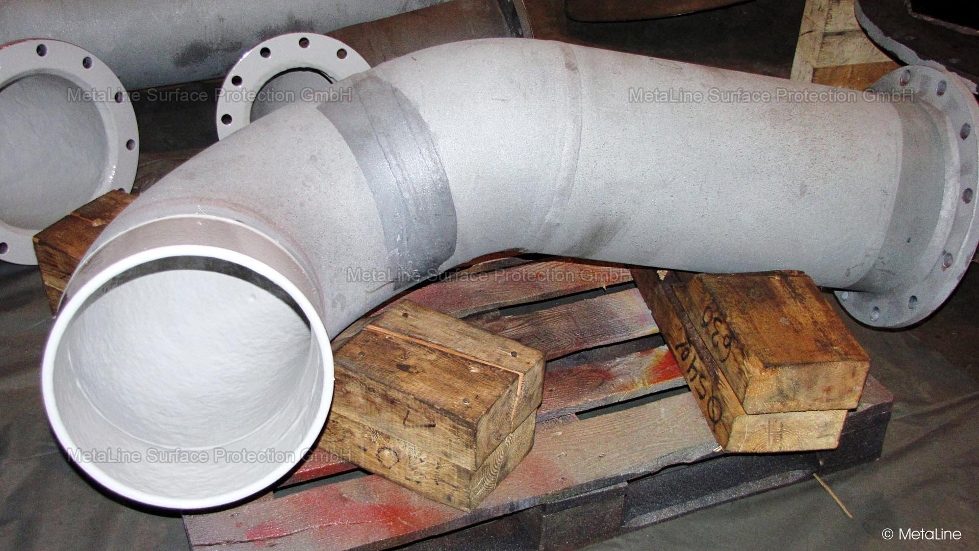 Riparazione delle tubazioni dell'acqua di mare - il rivestimento con MetaLine 785 sostituisce la vulcanizzazione in bacino di carenaggio, che richiede molto tempo e spesso non è disponibile. Non ci sono compromessi di qualità come nel caso dell'utilizzo di una ceramica epossidica fragile. La gomma morbida non deve essere sostituita dall'epossidico duro!