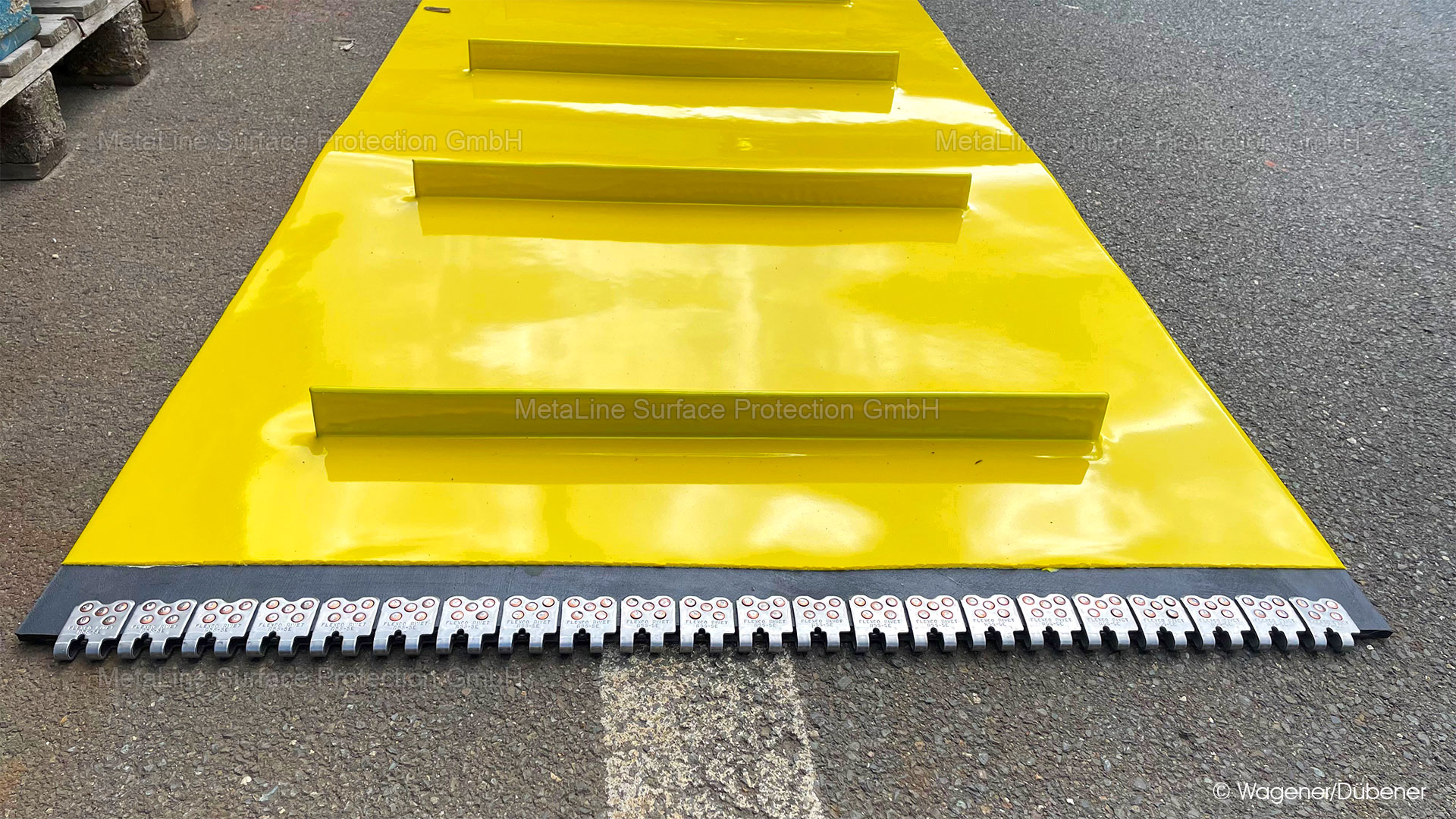Magnetic belt coating - MetaLine 785 increases the wear resistance of this magnetic conveyor belt. At the same time, the magnetic field strength is only marginally affected.