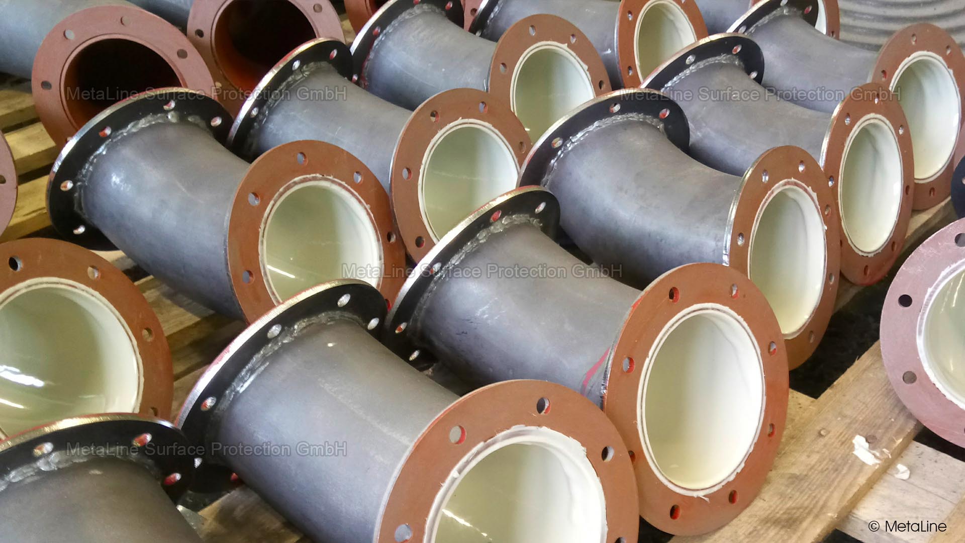 Protezione antiusura per curve di tubi - la tecnologia di rivestimento MetaLine è pensata per pezzi singoli o piccole serie. Lavorazione artigianale curata nei minimi dettagli. I nostri rivestimenti elastomerici assorbono l’energia d’urto distruttiva, e questo li rende speciali