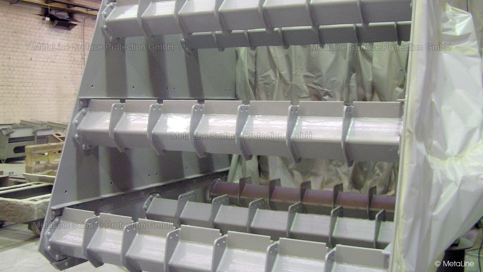 Многоярусная просеивающая машина после полного покрытия 3 мм MetaLine 785. Герметичность как у краски - но прочнее резины!