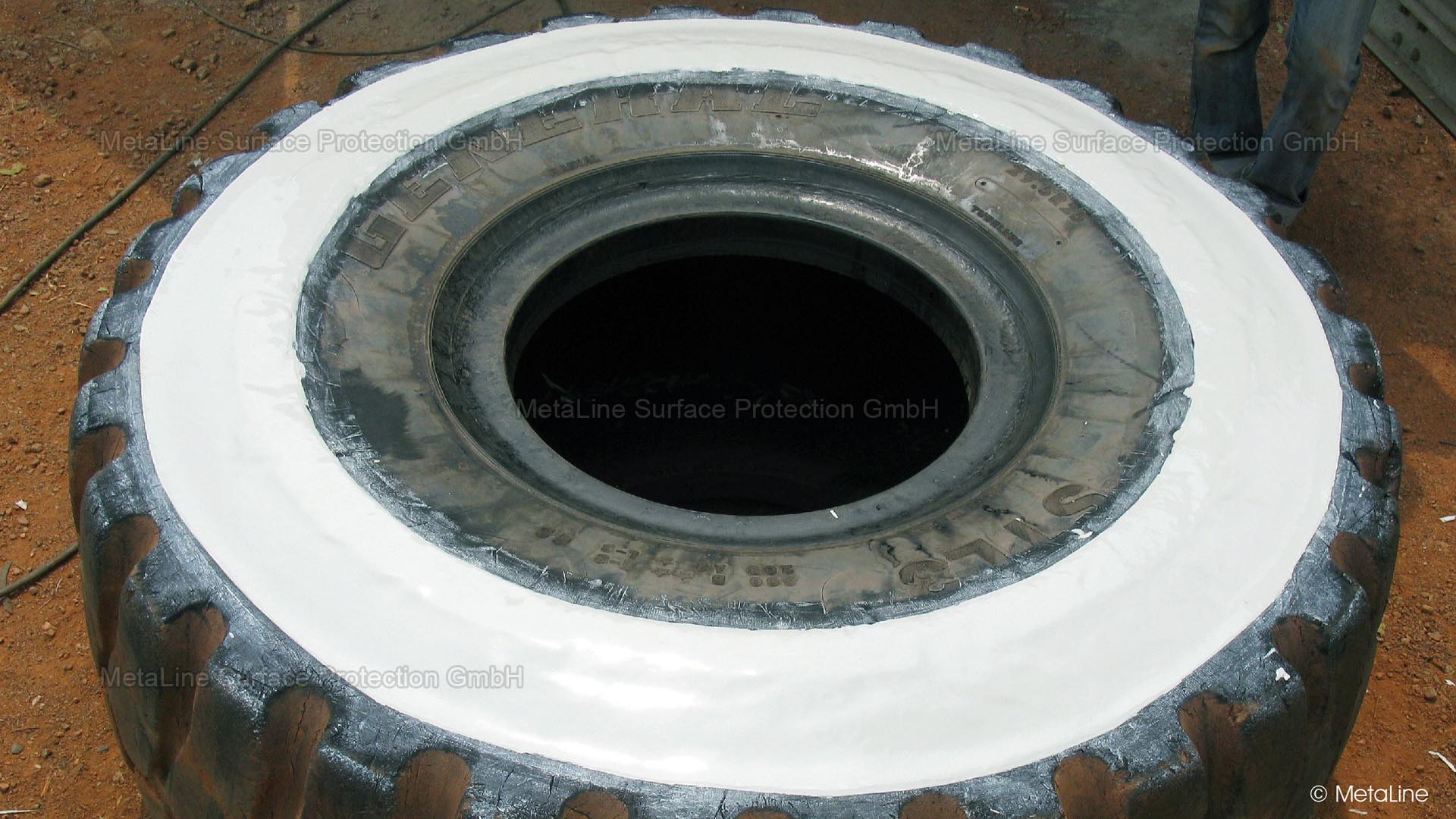 Tire coating - due to the large amount of damage, the entire sidewall of the tire was coated. The MetaLine process is color-customizable and can also be used on white solid rubber tires