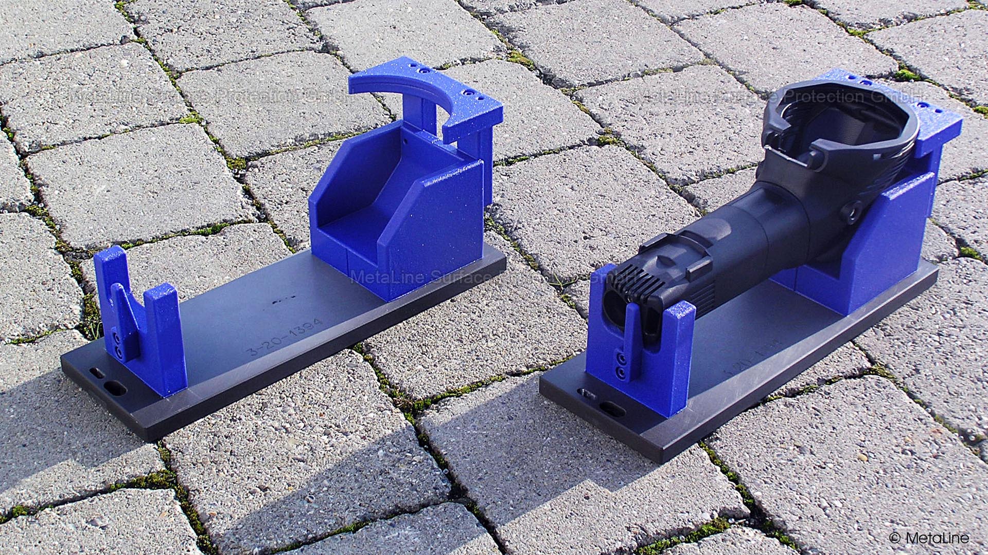 Revestimento do suporte de montagem - Suportes de peças de trabalho para montagem de lixadeiras orbitais revestidos em todos os lados com veludo MetaLine 590 de 1,0 mm. Mesmo os tipos de plástico muito sensíveis podem ser fixados com MetaLine sem danos.