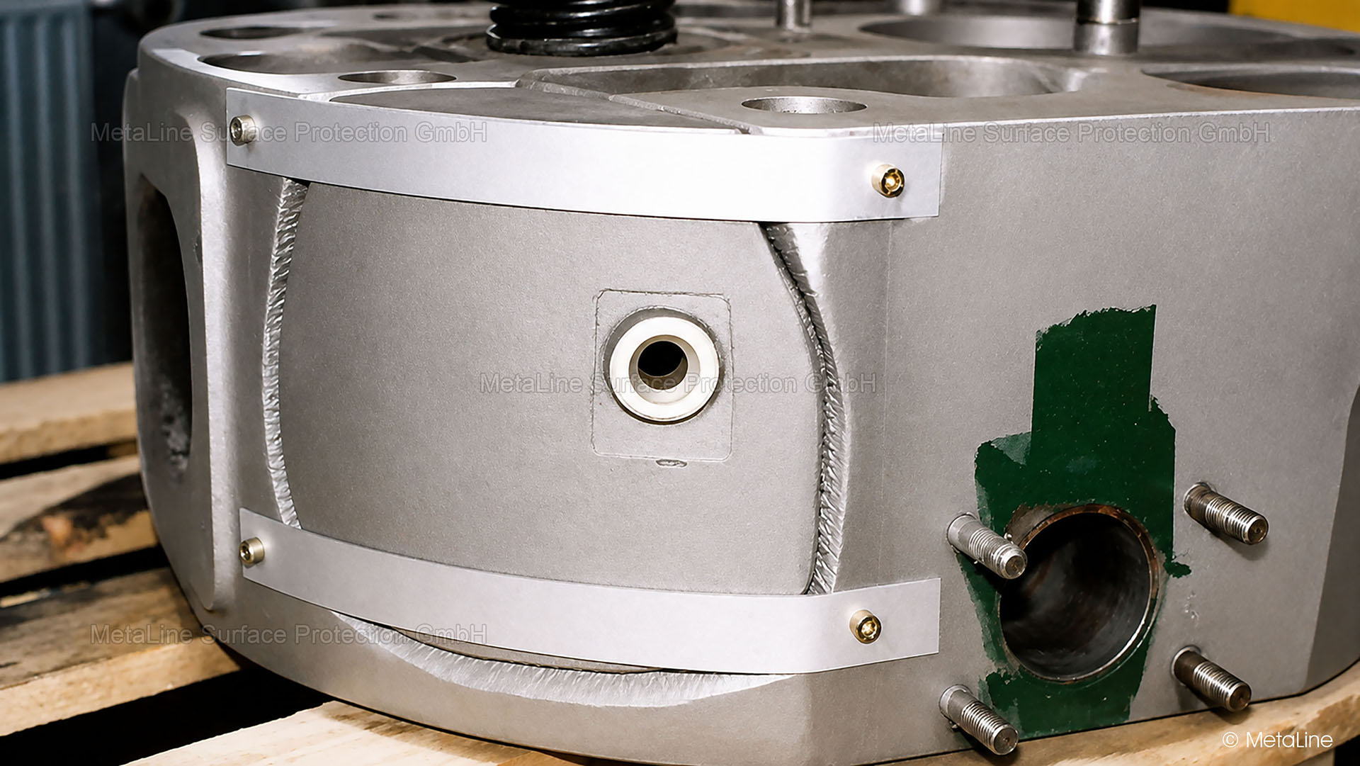 Reparo da carcaça - a área danificada foi preparada mecanicamente e jateada com areia. Barras de reforço metálicas asseguram a estática e o material de reparo MetaLine SXL garante a vedação. Física e química em uma simbiose sensata!