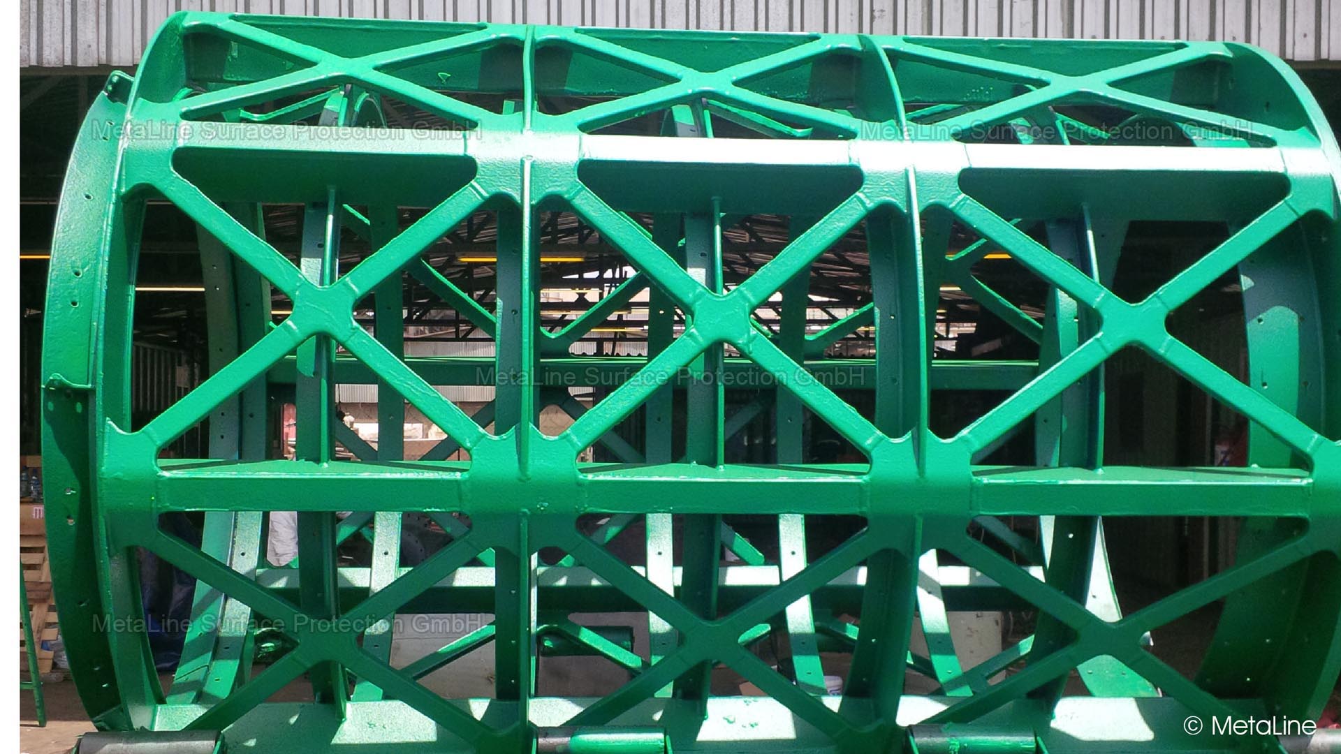 Rivestimento di vagli a tamburo - rivestimento in loco della struttura del telaio di un vaglio a tamburo in Africa centrale. Queste applicazioni richiedono un materiale di rivestimento che non venga danneggiato dal calore e dall'umidità locali durante la lavorazione. Nessun problema per MetaLine: lo abbiamo sviluppato per questo scopo ...
