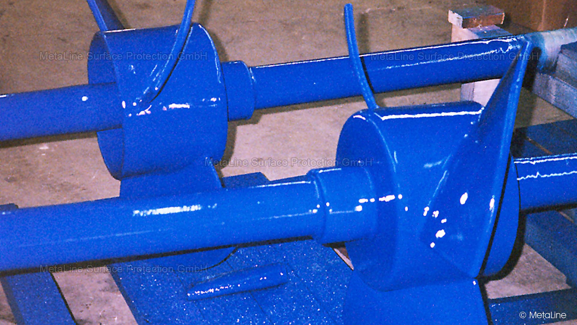 Recubrimiento de agitadores: mezclador de paletas recubierto con 3 mm de MetaLine 785. Aunque parezca algo poco espectacular, a menudo supone un reto técnico. ¿De qué otra manera, aparte de mediante un recubrimiento por pulverización, se puede proteger adecuadamente una geometría como esta?
