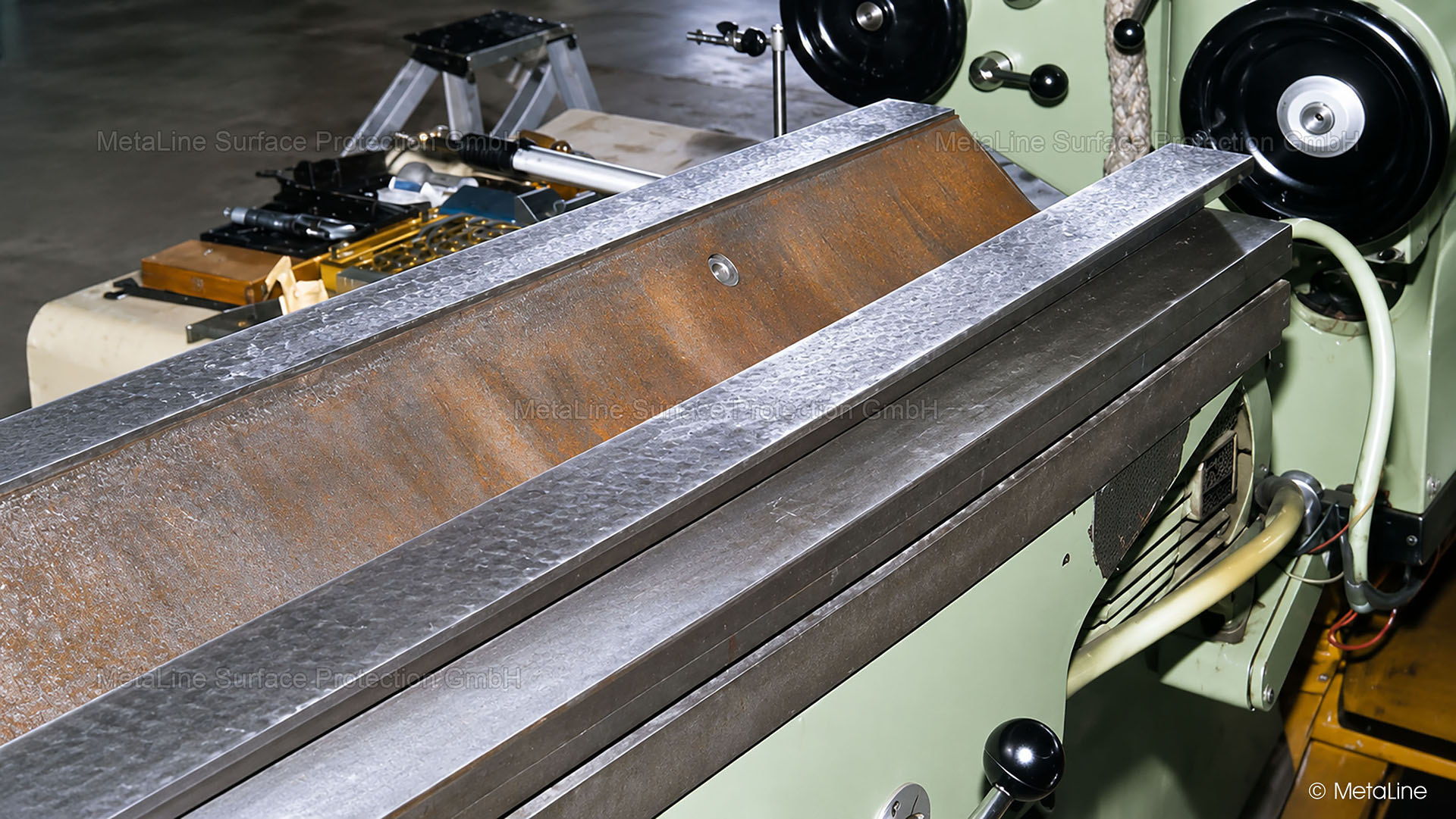 Réparation du lit de la machine - glissière de guidage retravaillée avec la céramique de réparation MetaLine SXL avant le grattage final. Est-ce que cela fonctionne ? Oui, car de plus en plus de glissières sont aujourd'hui fabriquées en fonte minérale et non plus en acier. Notre céramique MetaLine ressemble à la fonte minérale et est donc aussi adaptée à la réparation de la fonte minérale !