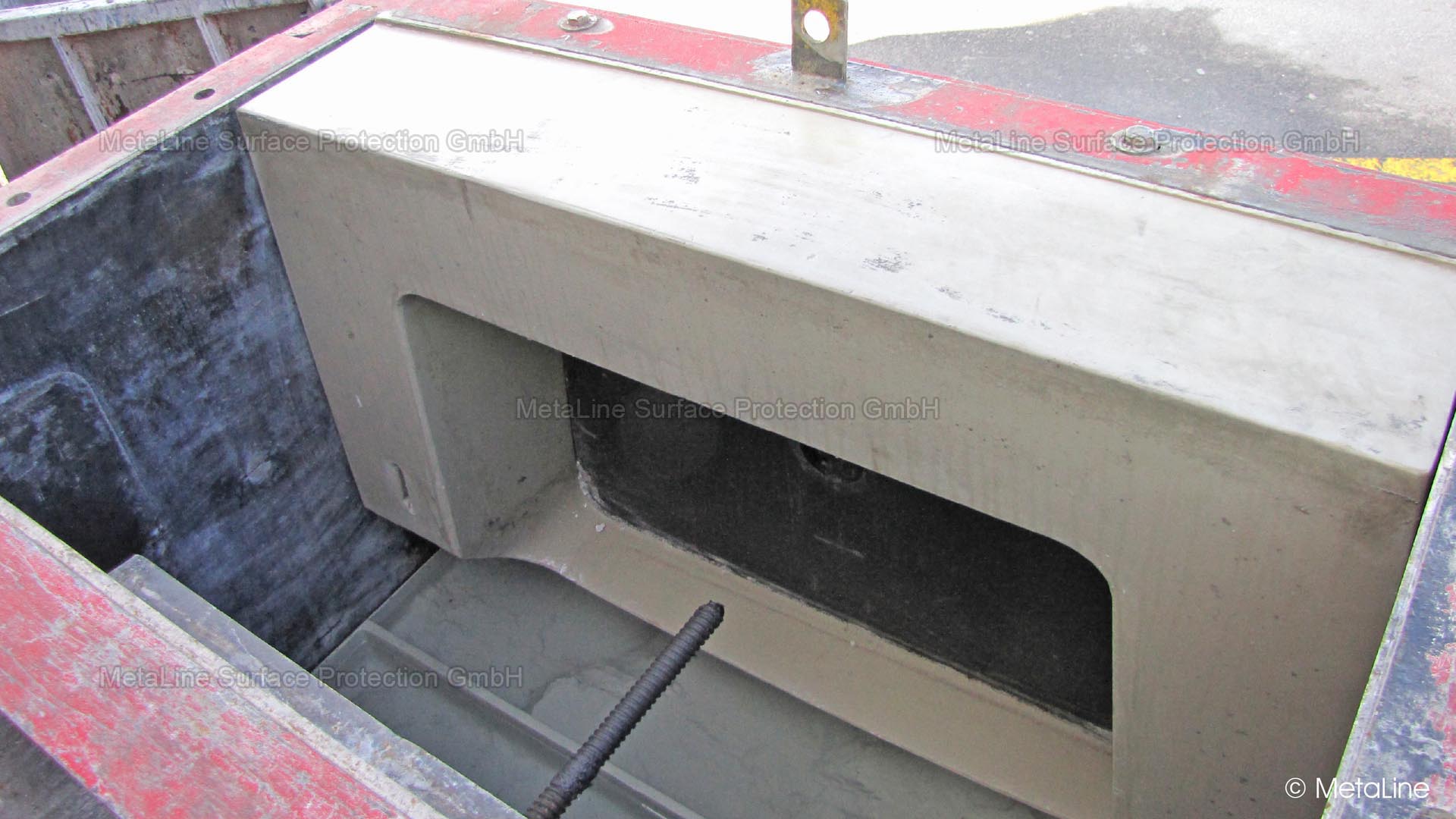 Rivestimento antiaderente di casseforme in calcestruzzo - questa parte stampata in elastomero di una cassaforma regolabile in calcestruzzo è stata parzialmente riparata e riparata a regola d'arte con MetaLine 785. È stato possibile risparmiare i costi per la sostituzione del pezzo