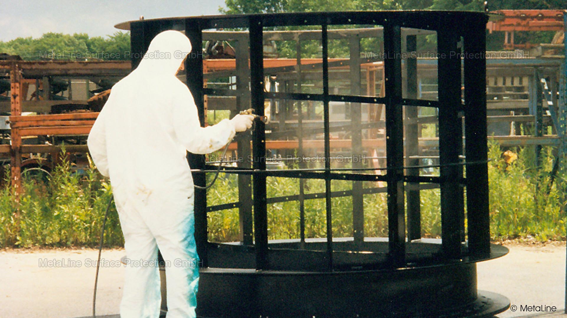 Rivestimento anticorrosione - un telaio in acciaio subacqueo del settore minerario durante il rivestimento in loco con MetaLine da 2 mm. Sfortunatamente, non è possibile evitare una certa perdita di nebbia di spruzzatura con una costruzione di dimensioni così ridotte. Tuttavia, non lo verniceremmo: l'uniformità e l'assenza di pori ne risentirebbero!