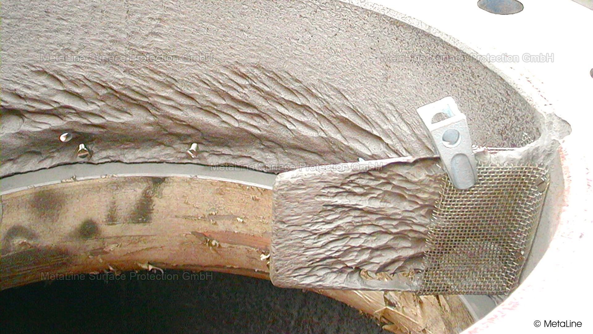 Réparation de la pompe - si vous rétablissez le contour de manière synthétique, il faut utiliser une armature en tissu métallique (NFe) pour combler les lacunes. De nombreux fournisseurs utilisent ici des nattes en fibre de verre. Nous le déconseillons vivement. En cas d'usure, les fibres sont à nouveau mises à nu et un effet d'aspiration capillaire se produit, qui peut déclencher la corrosion sous le revetement