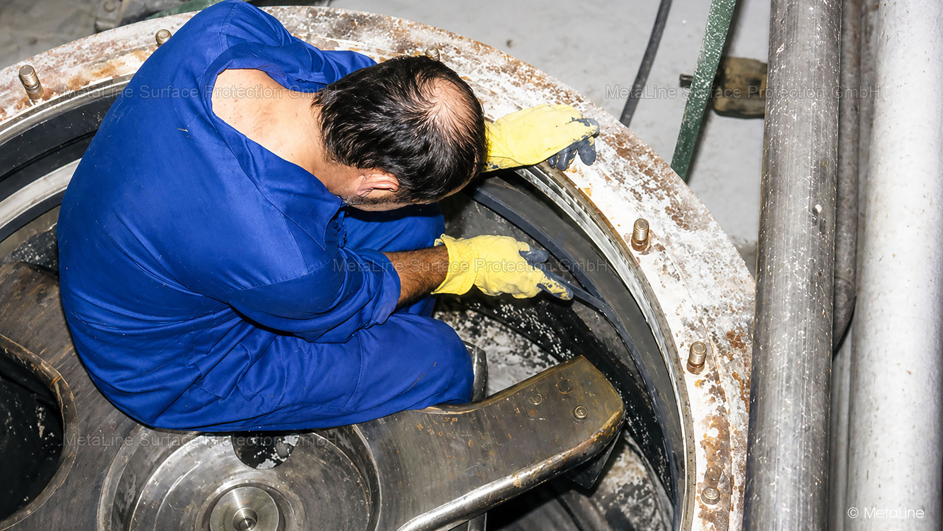 Joint de siège de roulement - Le technicien MetaLine Ralf Seidel applique la céramique de réparation SXL. La surface a d'abord été partiellement grenaillée avec le pistolet de grenaillage MetaLine SP1 et dégraissée avec MetaLine 995