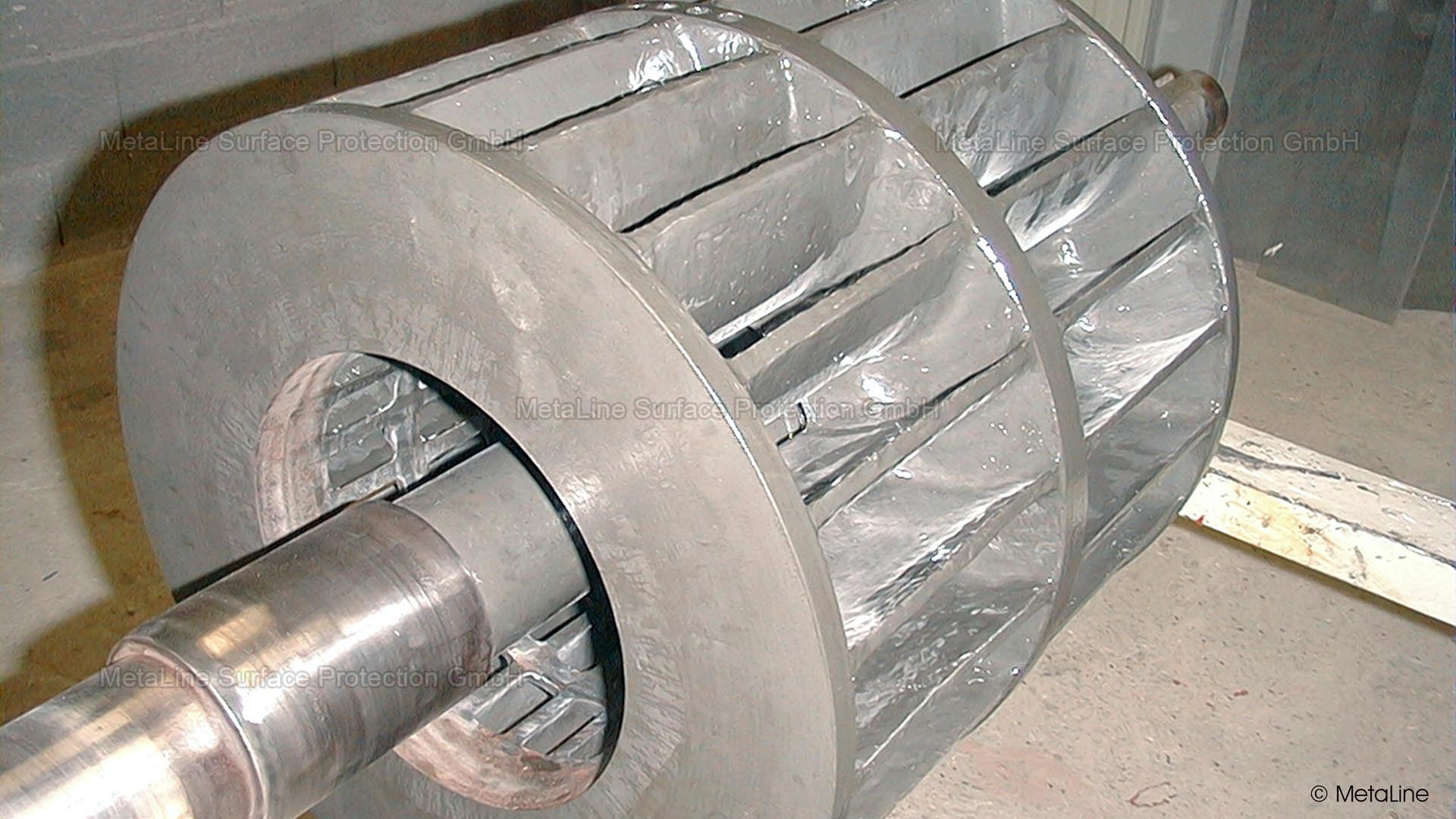 Revêtement du rotor - meilleur que neuf ! Pourquoi ? Parce que toute la surface a été synthétisée avec la céramique de réparation MetaLine KXL. Elle est ainsi totalement exempte de métal et de corrosion - mais malheureusement pas sans usure - seulement avec une usure réduite. MetaLine peut beaucoup mais pas tout - seul notre concurrent américain le promet !