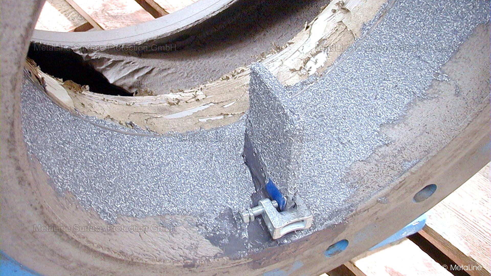 Service de pompage - la céramique de réparation MetaLine SXL a rétabli le contour et représente avec ses propriétés non corrosives et non conductrices d'électricité un obstacle important à la corrosion et en particulier à la corrosion galvanique. Ce qui manque encore ? Le revêtement de protection final sur toute la surface - car sans cela, le travail n'est pas seulement incomplet, il est même défectueux !