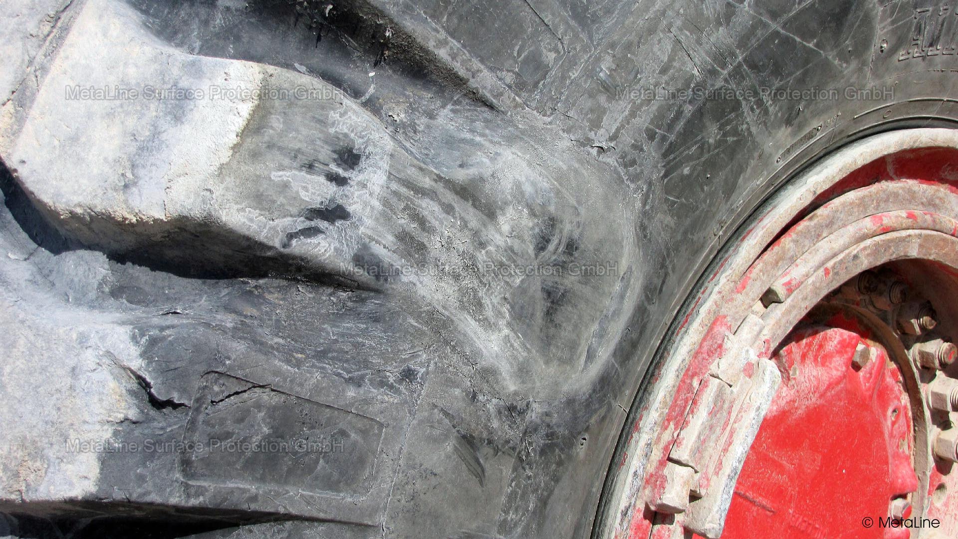 Tire reprofiling - the torn-out thread of a solid rubber tire was reproduced with MetaLine 680. The repair was carried out directly on site in a quarry. Commissioning can generally take place after approx. 24 hours (at 20 °C / 68 °F)