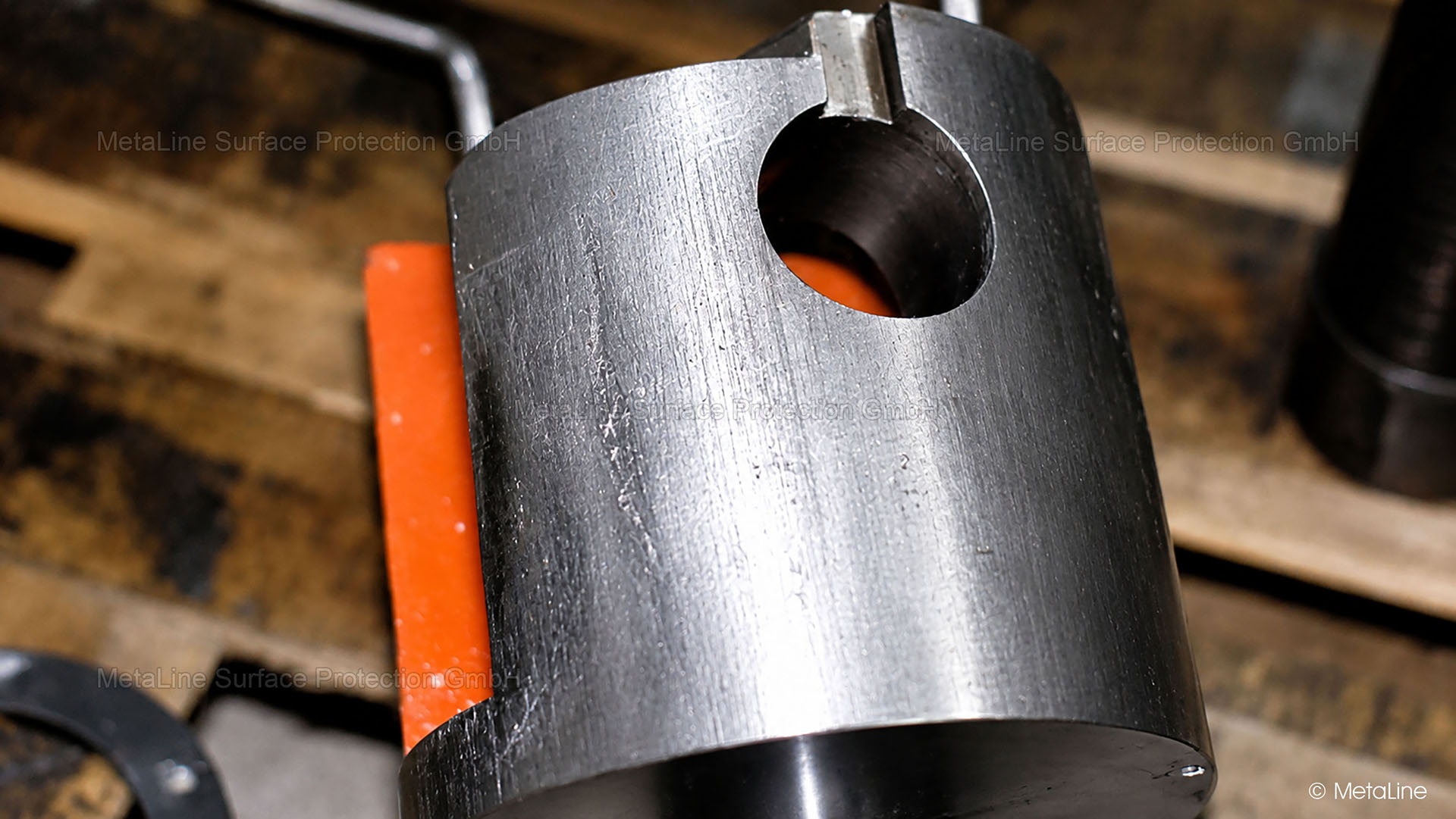 Réparation d'un piston hydraulique - Usure du piston et du guidage due à l'introduction de corps étrangers. Une telle réparation peut-elle réussir avec une céramique synthétique ? Oui, si les paramètres de fonctionnement ont été vérifiés. Non, si l'on se contente d'espérer un miracle et que l'on néglige la physique !