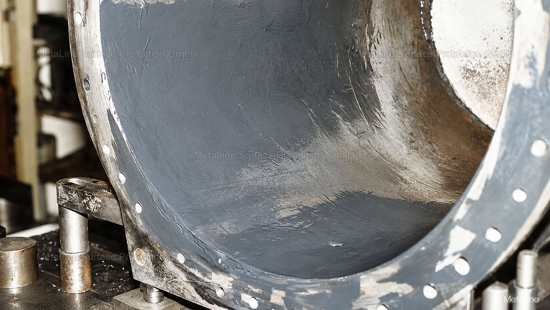 Revêtement par pompe - revêtement final avec la céramique de réparation MetaLine KXL applicable au pinceau. Pas particulièrement beau - mais la réalité, lorsque vous appliquez au pinceau ou à la spatule des matériaux thixotropes. Ce qui caractérise MetaLine, c'est que nous montrons ouvertement ces images sur notre site web - il n'y a pas plus honnête !