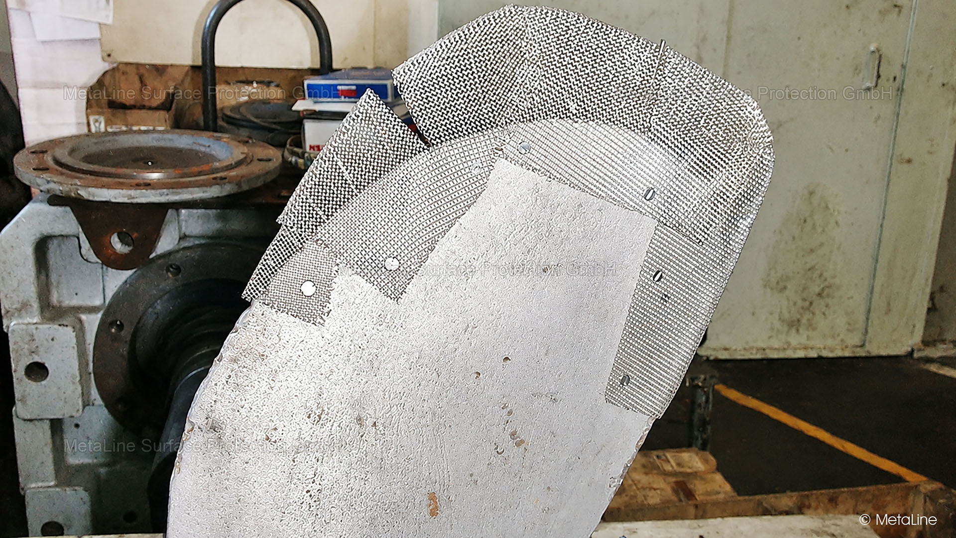 Réparation du rotor - le nouveau contour a été pré-dessiné au moyen d'une armature métallique en tissu (sans ferite). Un tel procédé n'a de sens qu'en cas de manque de pièces de rechange ou d'urgence. L'investissement en temps est considérable. Il faut avant tout calculer les charges centrifuges. Dans ce cas, "réparer simplement" devient un risque pour la sécurité !
