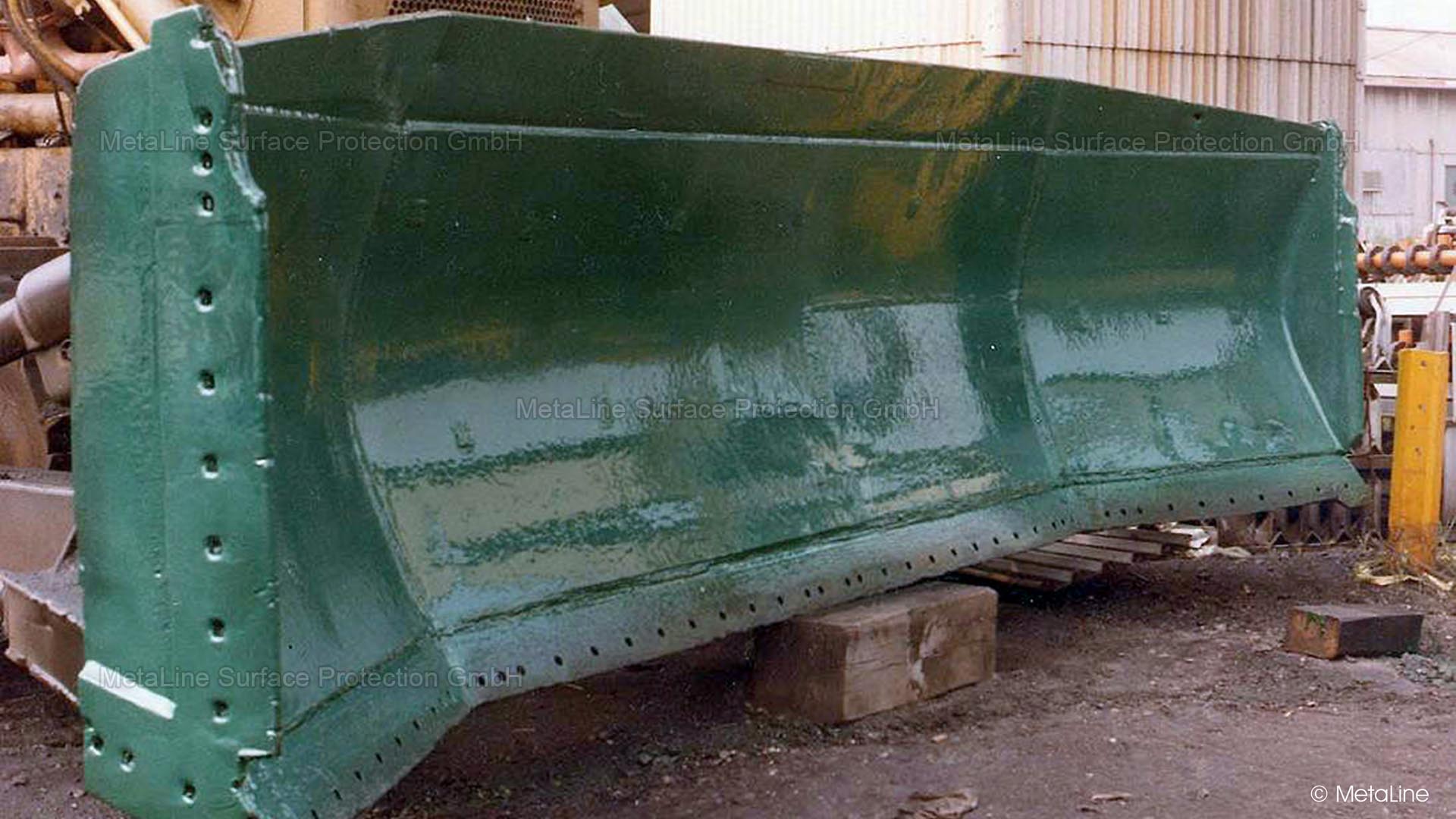 Excavator blade coating - certainly not a standard solution, but interesting for extremely adhesive clay soils. MetaLine 795 in 5 mm layer thickness on this dozer blade