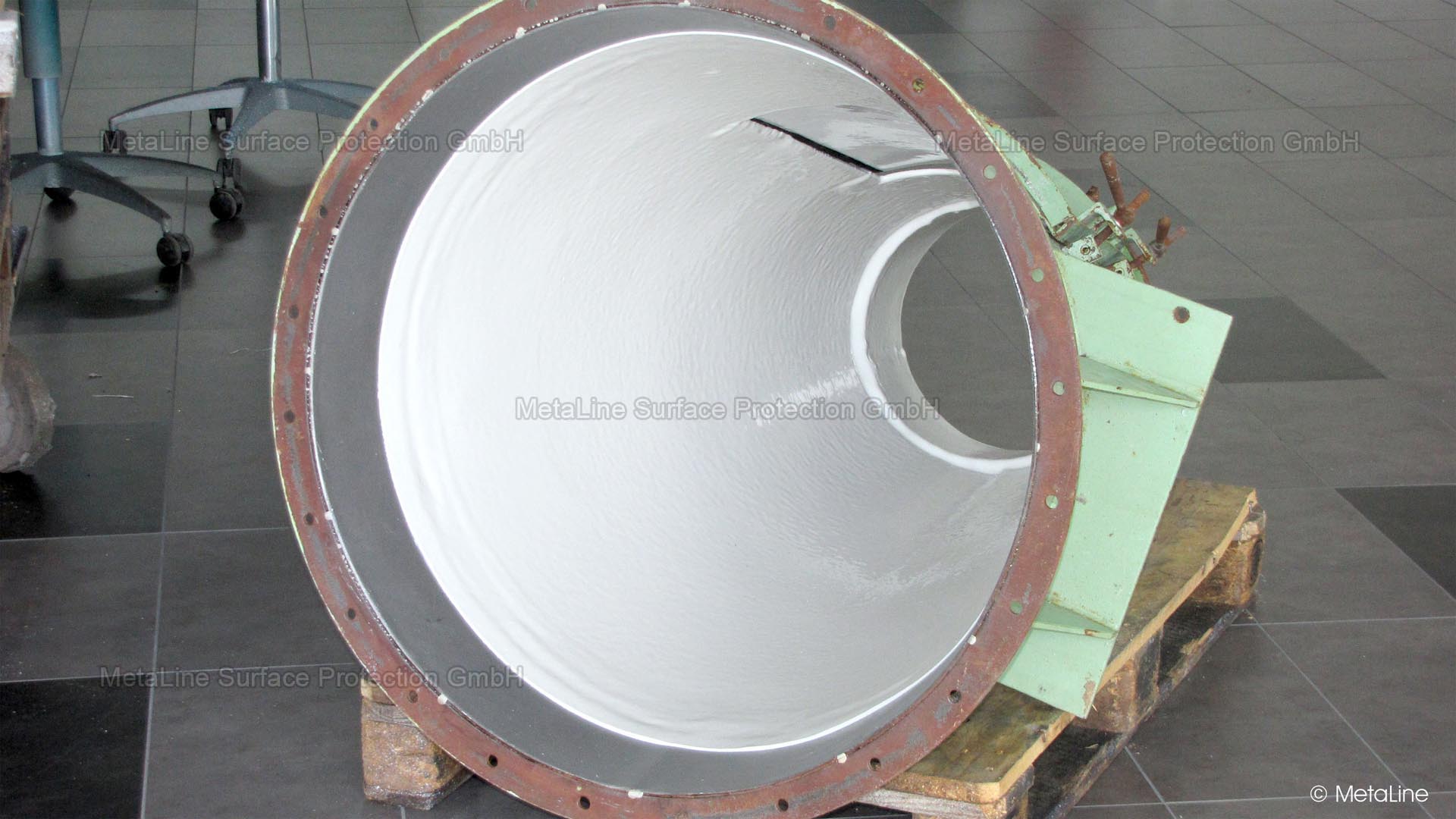 Separator coating - MetaLine 785 in a thickness of 3 to 5 mm (120 to 200 mils) as a wear-resistant and noise-reducing lining. And what makes it special? In contrast to any rubber coating, it is completely stress and seam-free. Coating detachment can actually no longer occur . . .