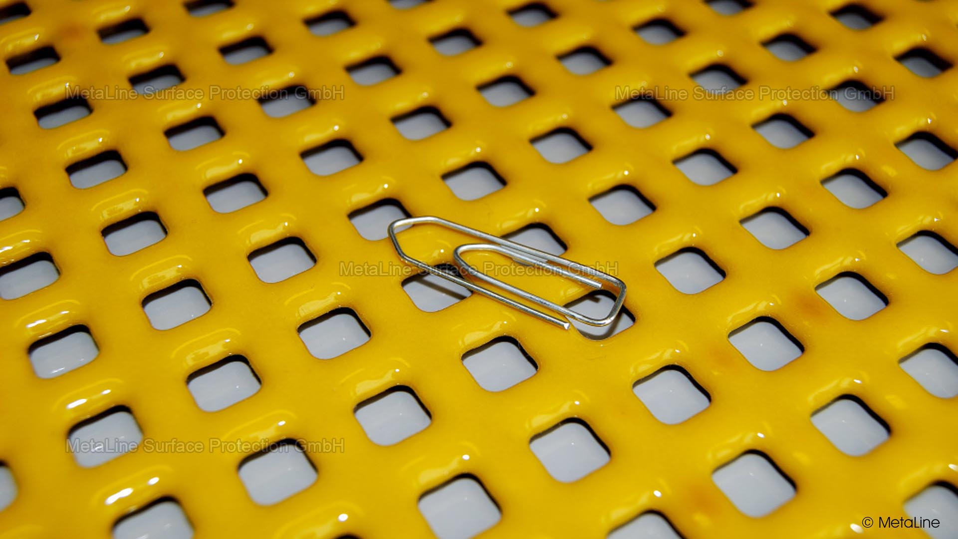 Verniciatura a schermo: ecco quanto può essere preciso un rivestimento ad alte prestazioni! MetaLine 785 è stato spruzzato con precisione, senza gocciolamenti o colature, e su un unico pezzo. Completato in poche ore. Nessun costo di stampaggio o installazioni complesse: una soluzione convincente!