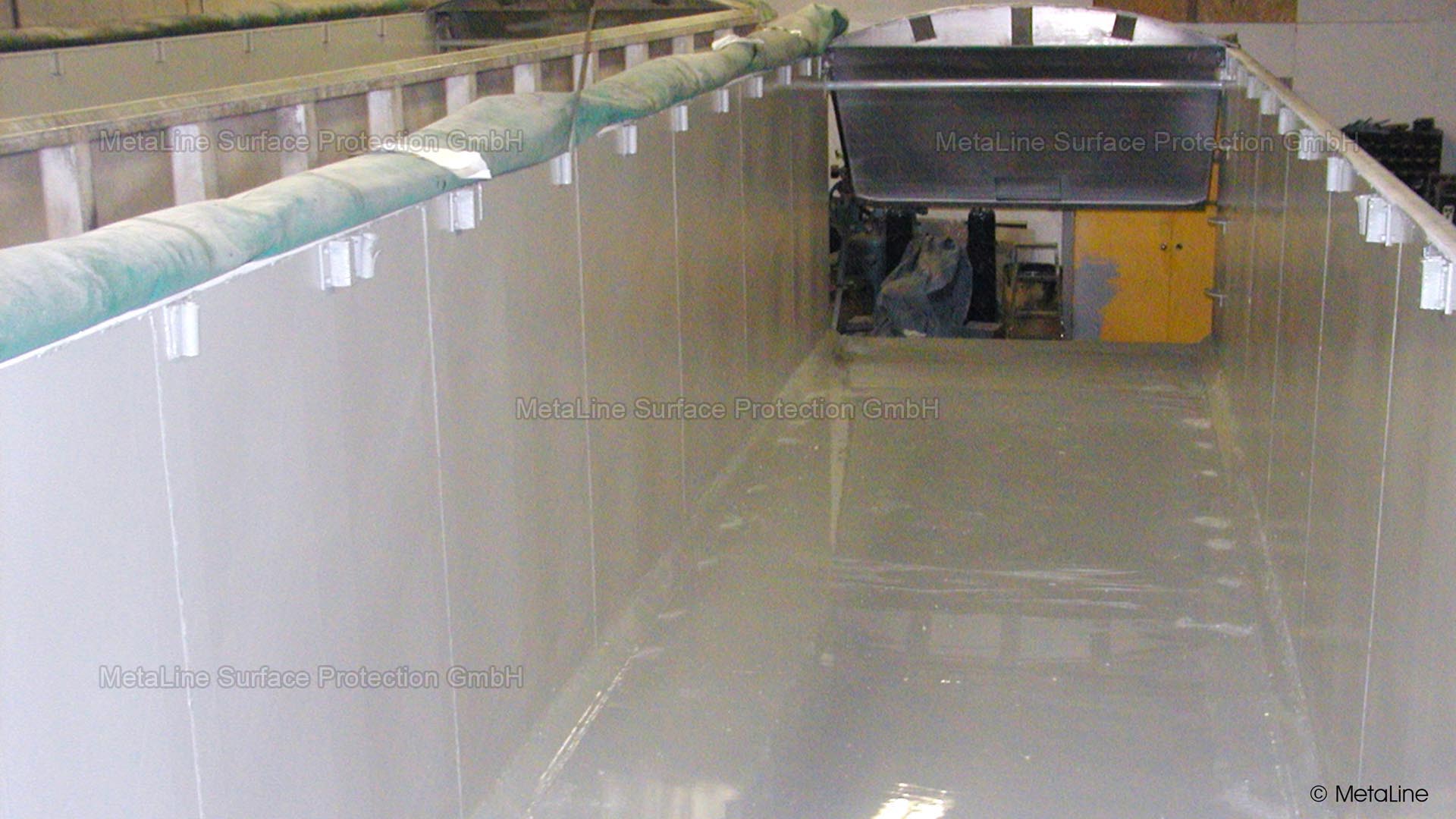 Rivestimento per camion silo - Rivestimento antiaderente MetaLine 795 per lo sradicamento completo del carico - con conformità alimentare e farmaceutica. Per mangimi, cereali, pellet e altri materiali sfusi in polvere o granulate