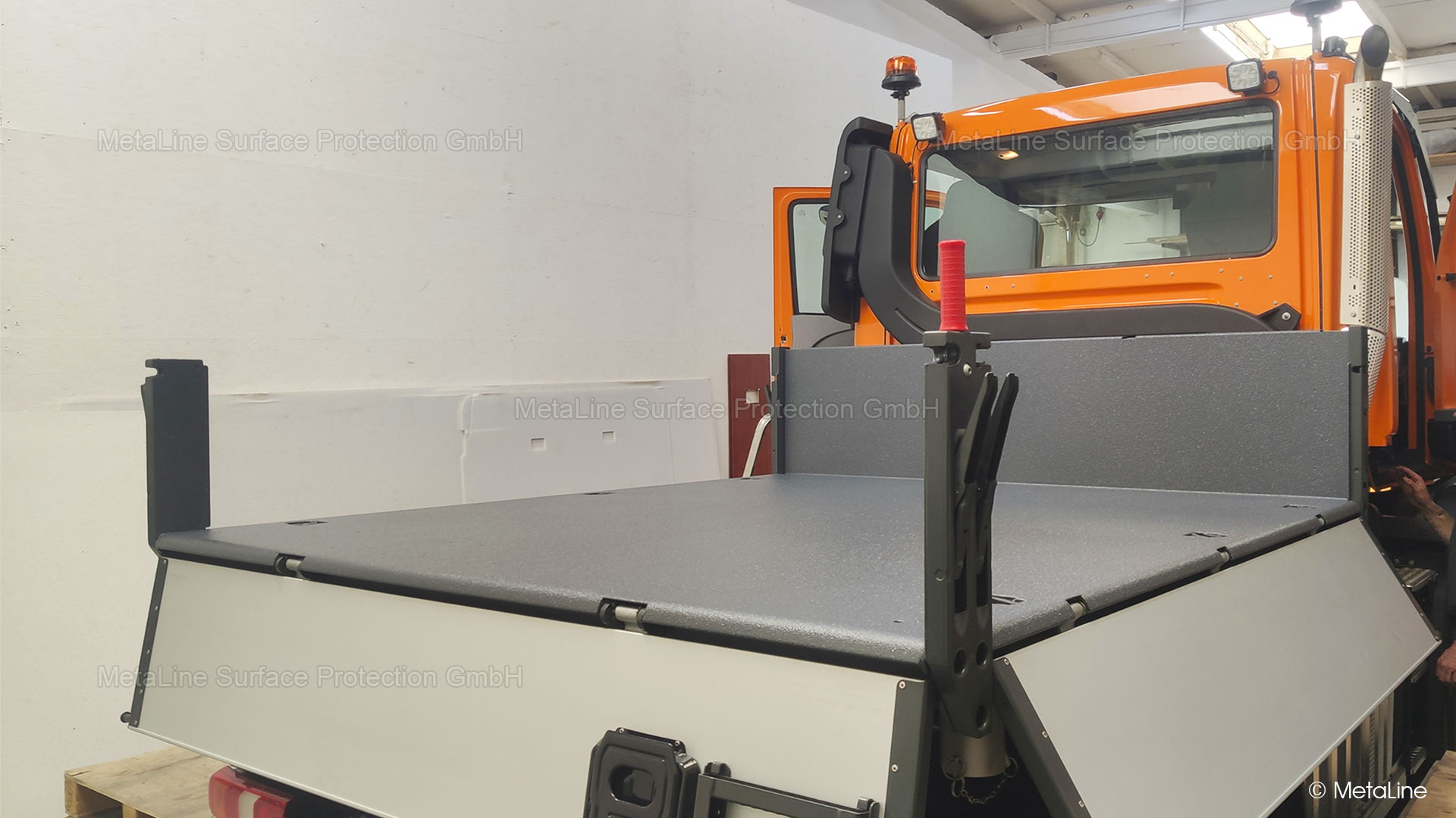 Verniciatura dei pianali dei camion - chiedete dei nostri partner certificati - o fate da soli per le vostre esigenze commerciali! Un istruttore di verniciatura della nostra azienda vi supporterà la prima volta in cantiere! MetaLine consiglia, ma non persuade!